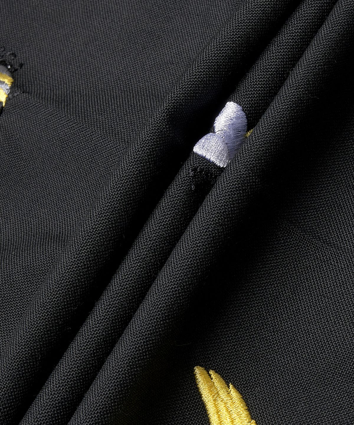 톰 브라운(THOM BROWNE) 버즈 앤 비즈 자수 스트레이트 팬츠 - 블랙:멀티컬러 / MTC413EE0319001