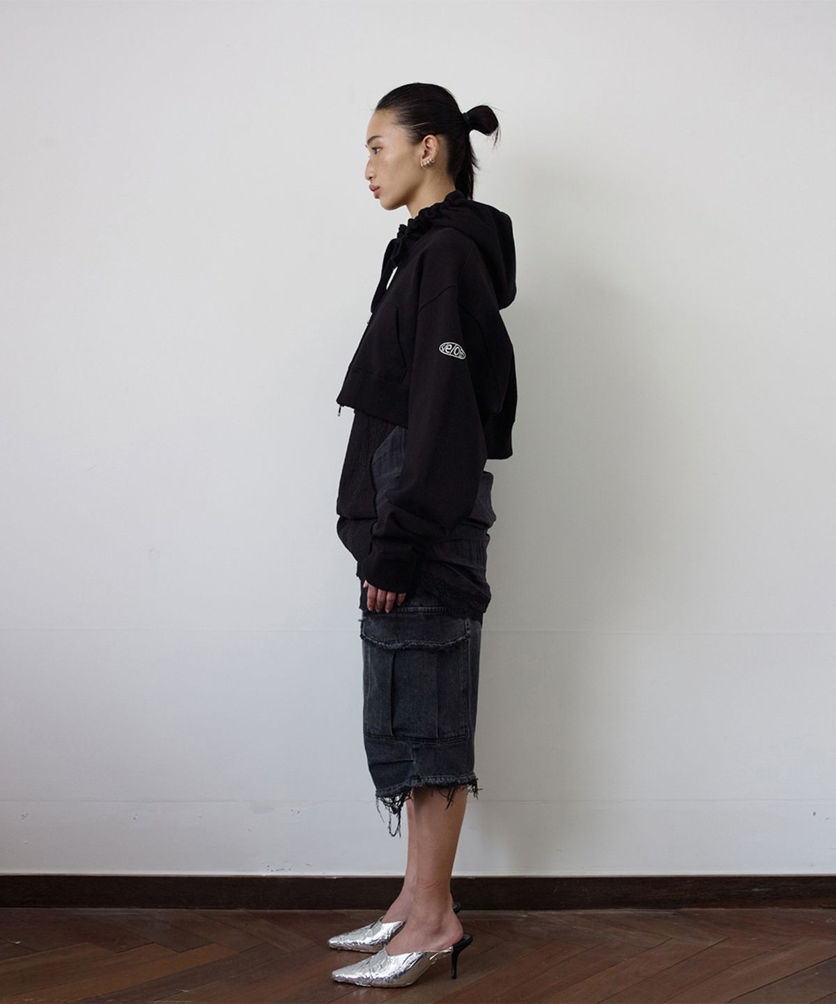 에스이오(s/e/o) CROPPED HOOD ZIP UP BLACK