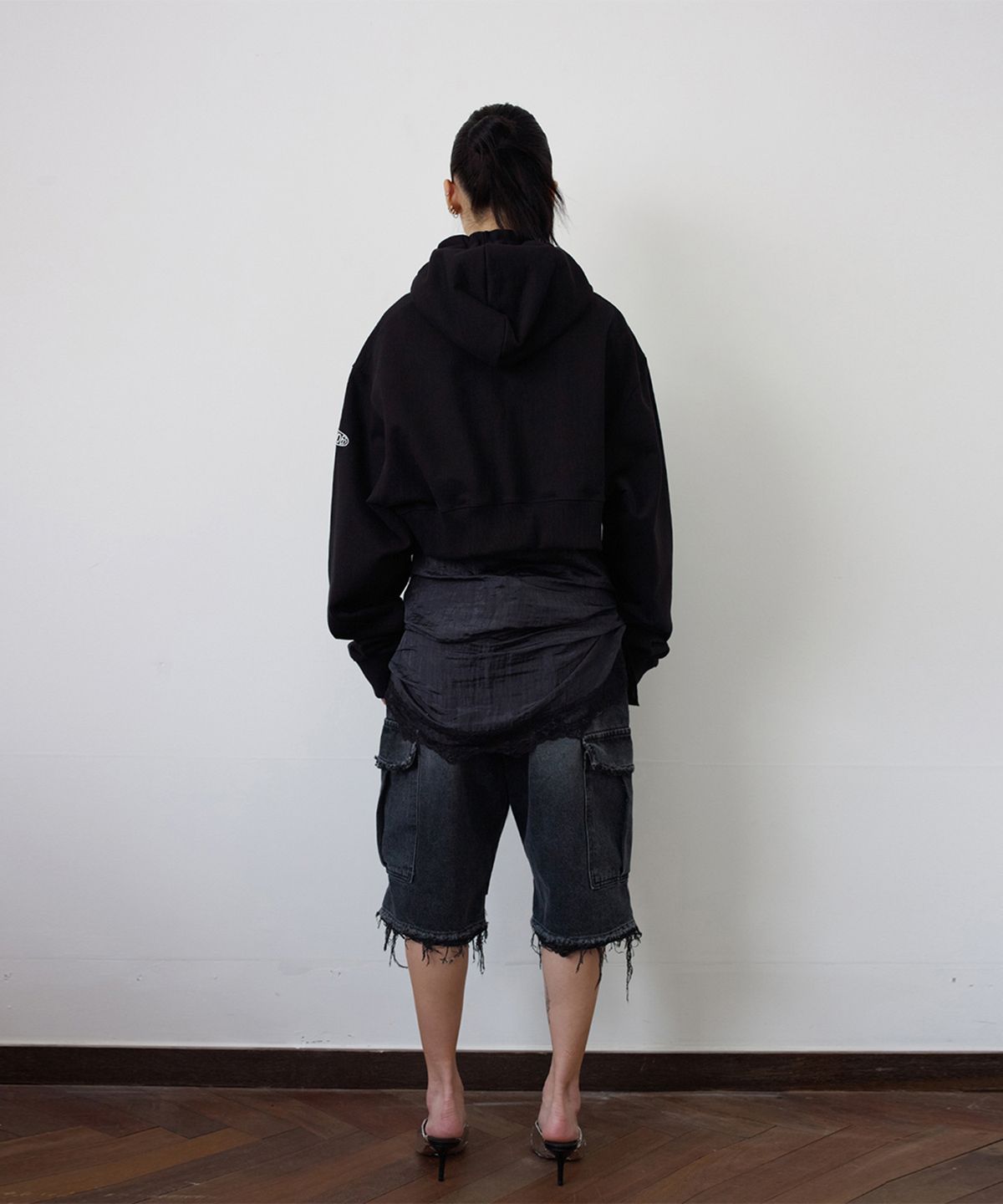 에스이오(s/e/o) CROPPED HOOD ZIP UP BLACK