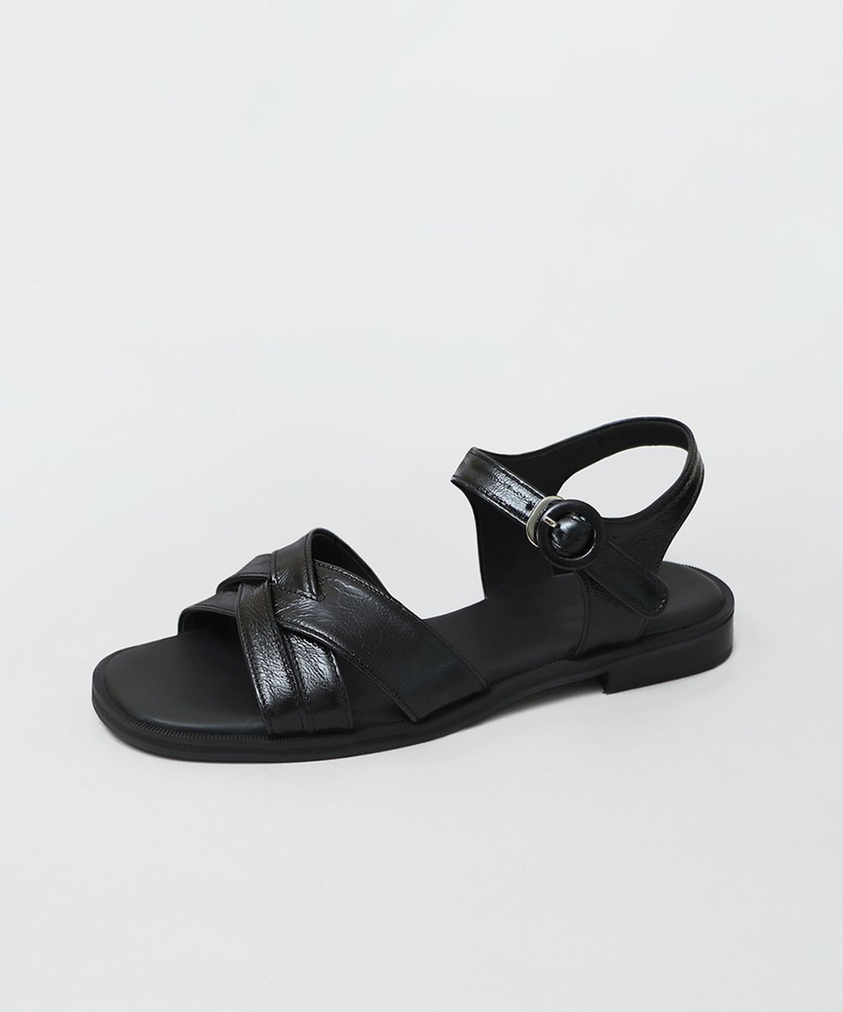 흰(HEENN) Shiny Leather Crossover Sandals . Black