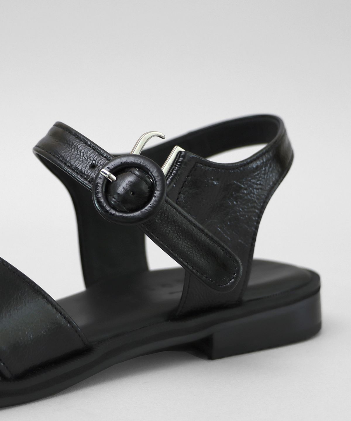 흰(HEENN) Shiny Leather Crossover Sandals . Black