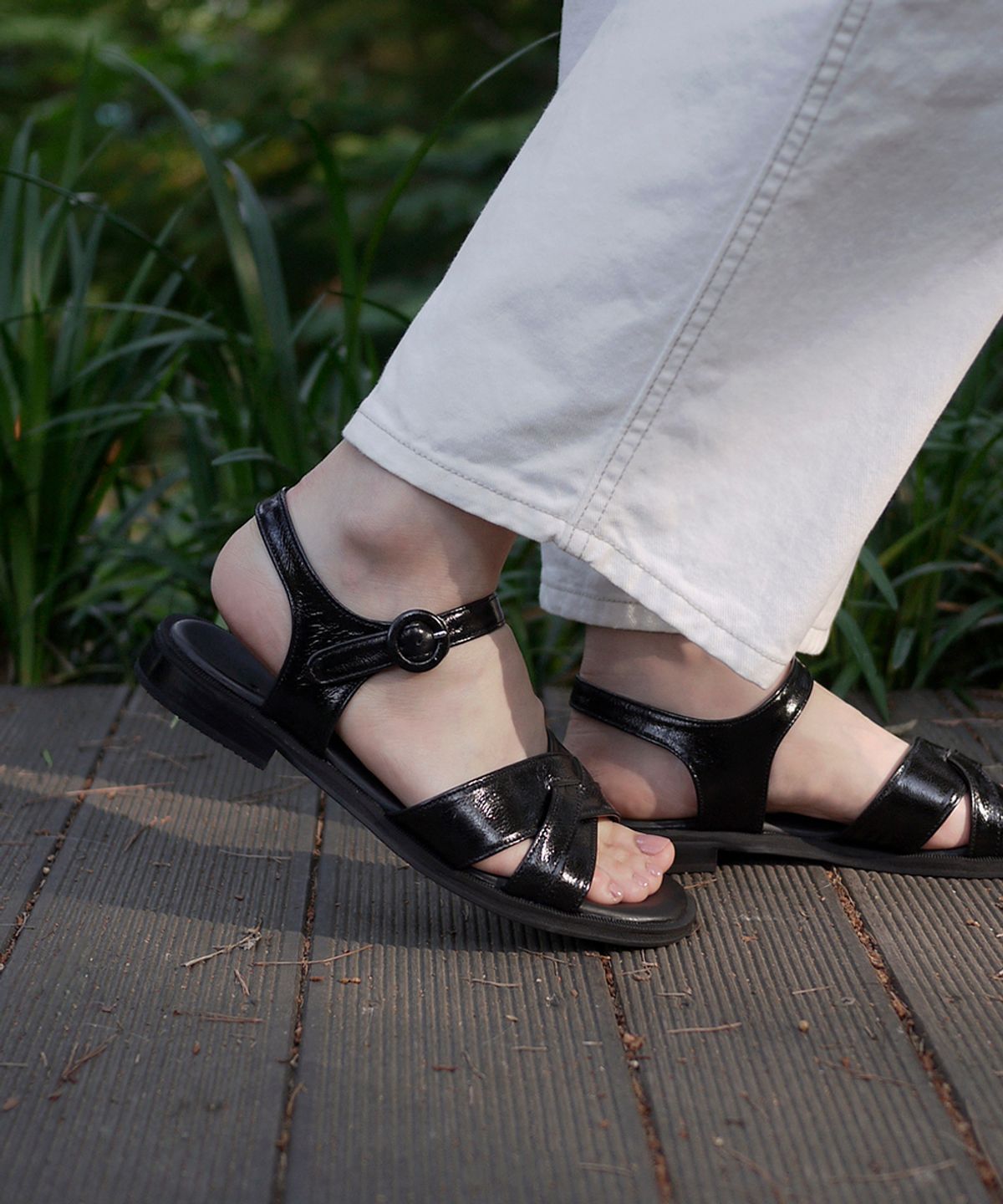 흰(HEENN) Shiny Leather Crossover Sandals . Black
