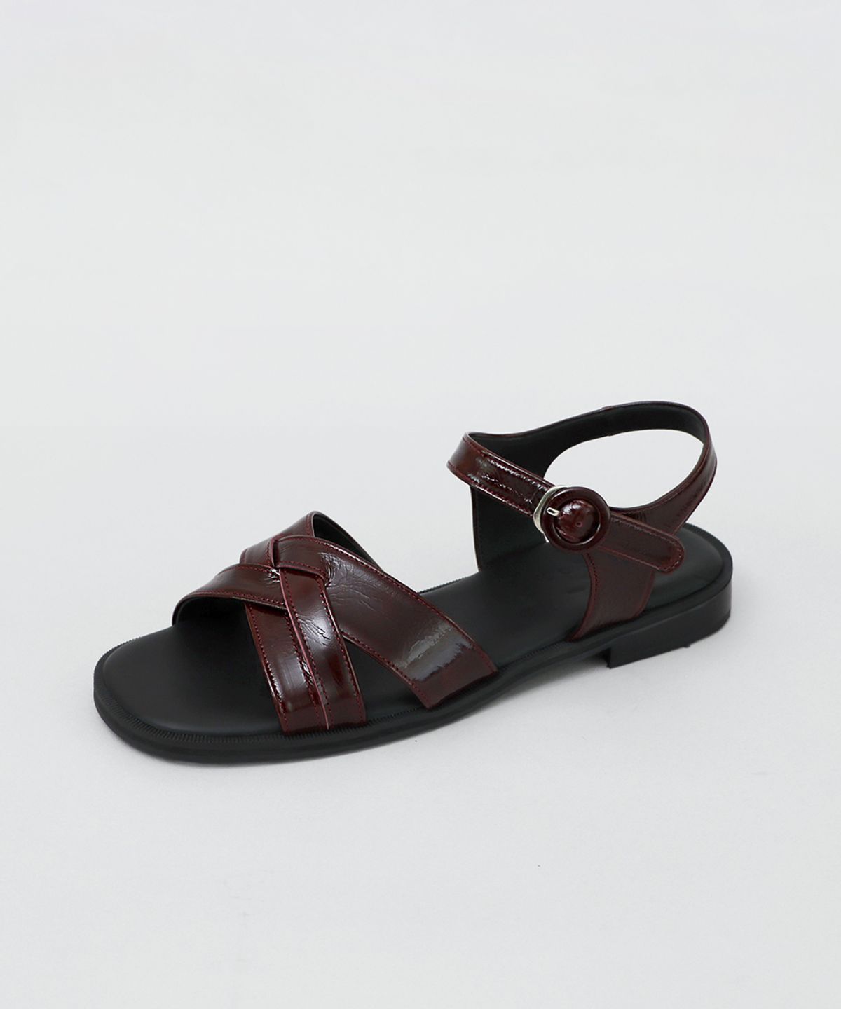 흰(HEENN) Shiny Leather Crossover Sandals . Burgundy