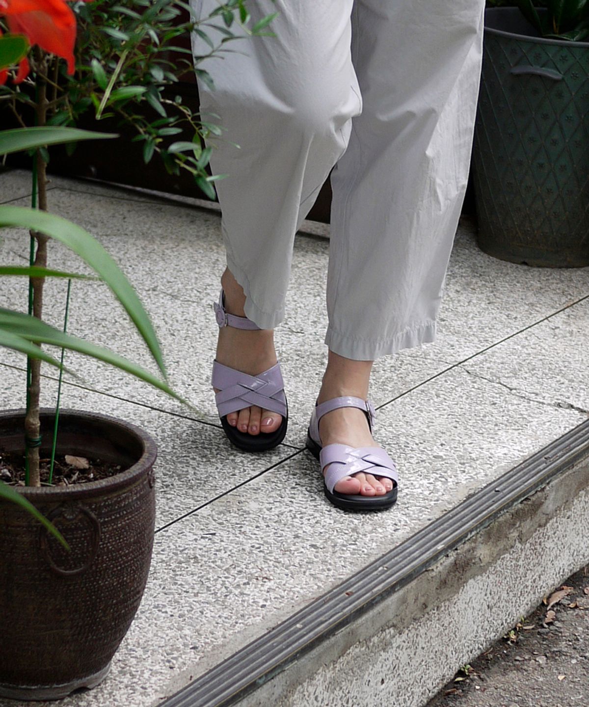 흰(HEENN) Shiny Leather Crossover Sandals . Lilac