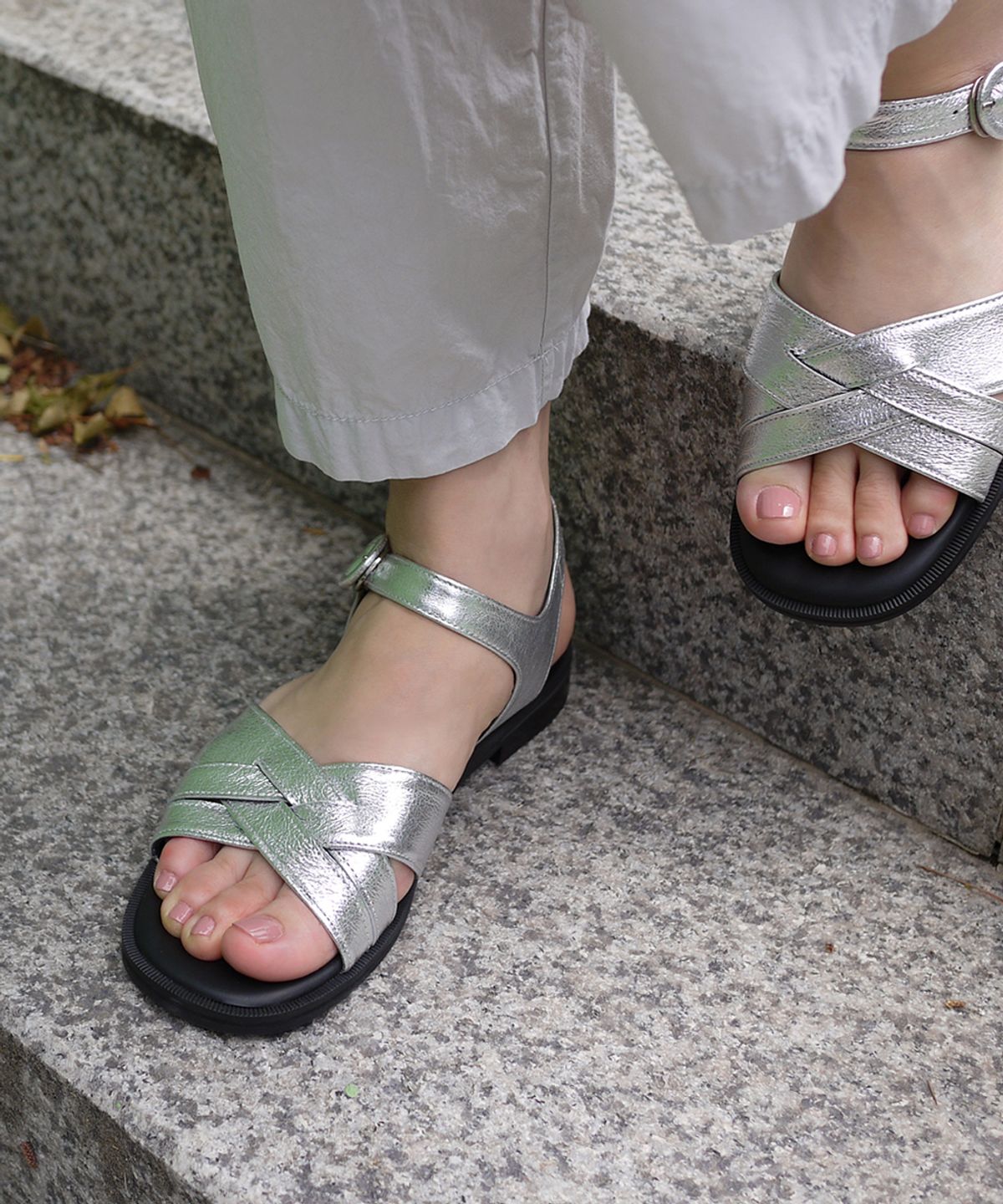 흰(HEENN) Shiny Leather Crossover Sandals .Silver