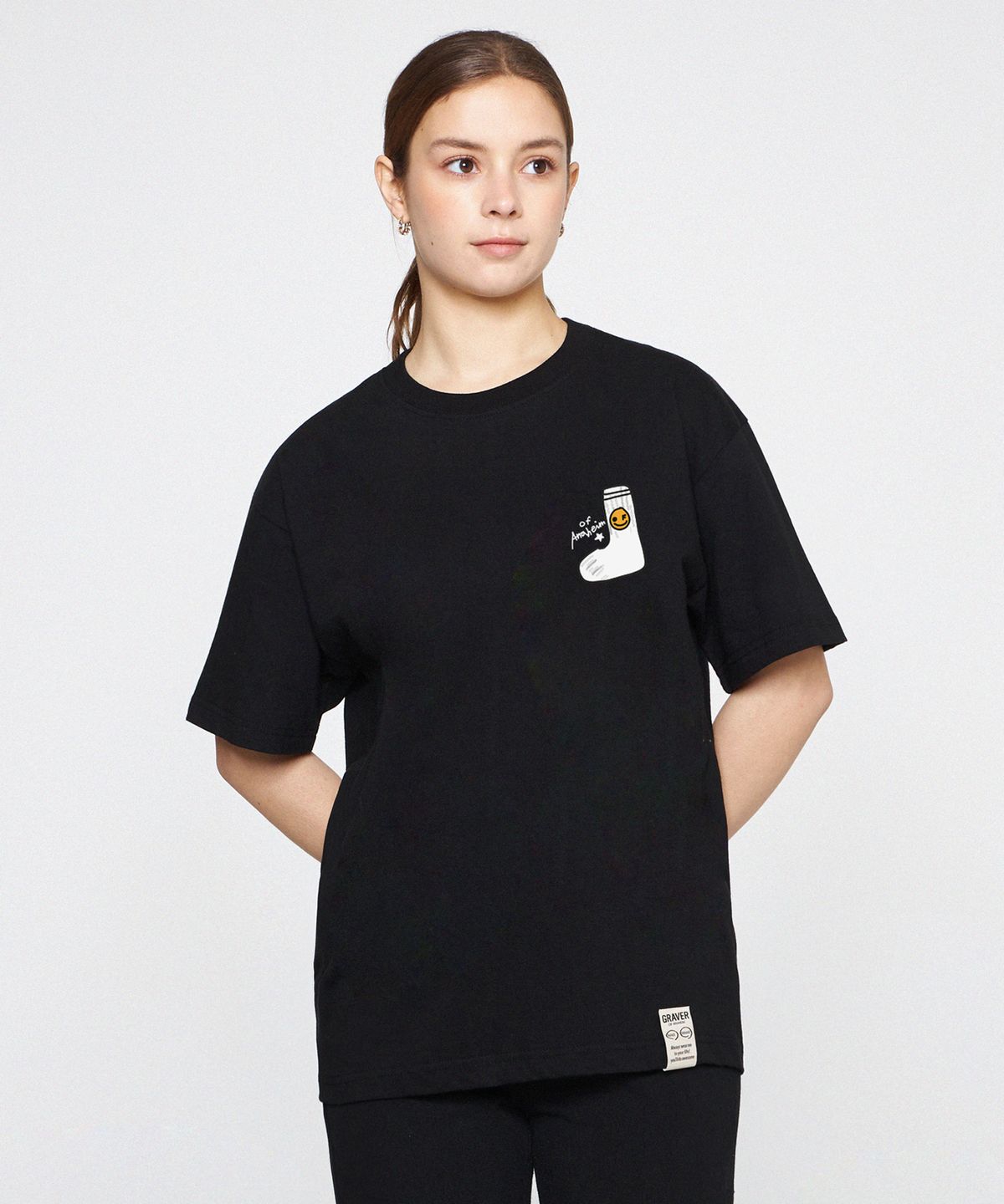 그레이버(GRAVER) [UNISEX]삭스 드로잉스마일 로고 반팔티_블랙