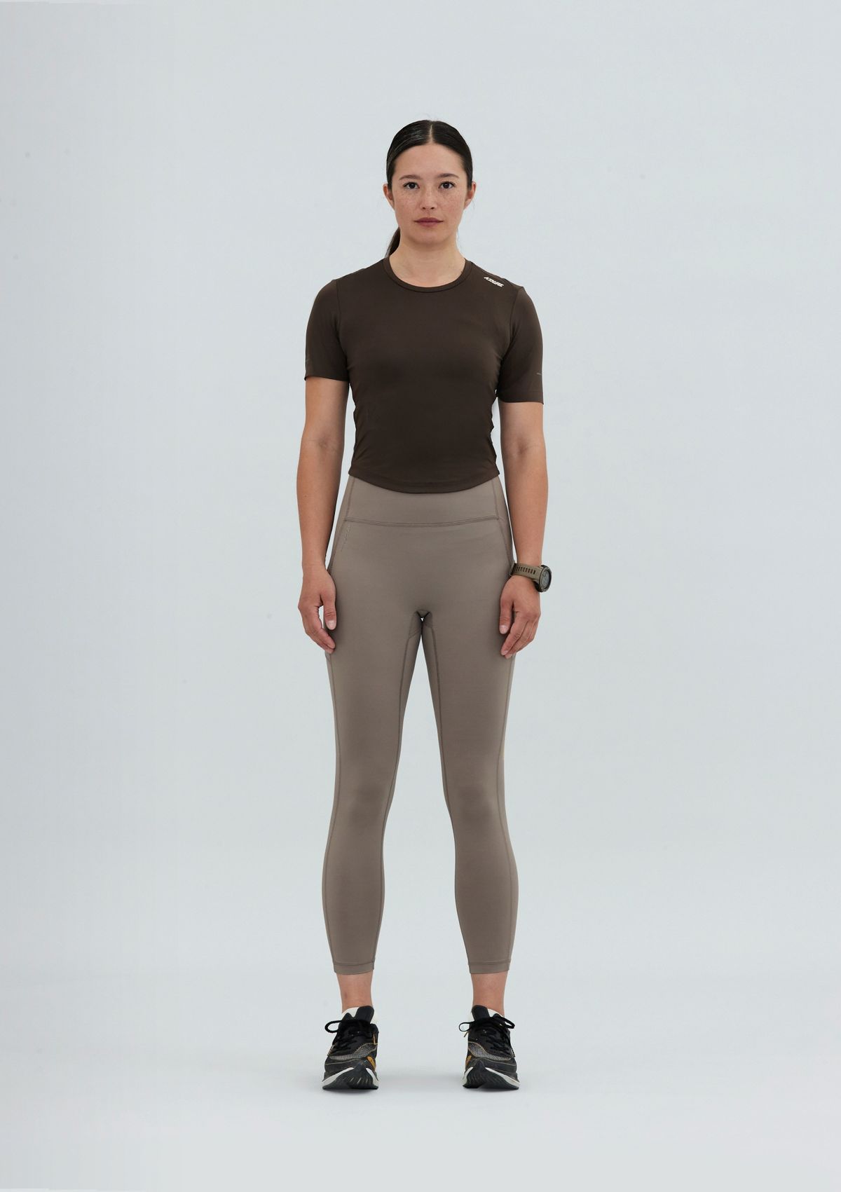 칼렉(KALEG) WOMENS BALANCE T SHIRTS/DARK BROWN