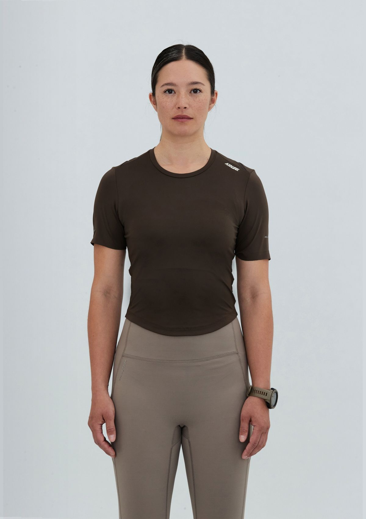 칼렉(KALEG) WOMENS BALANCE T SHIRTS/DARK BROWN