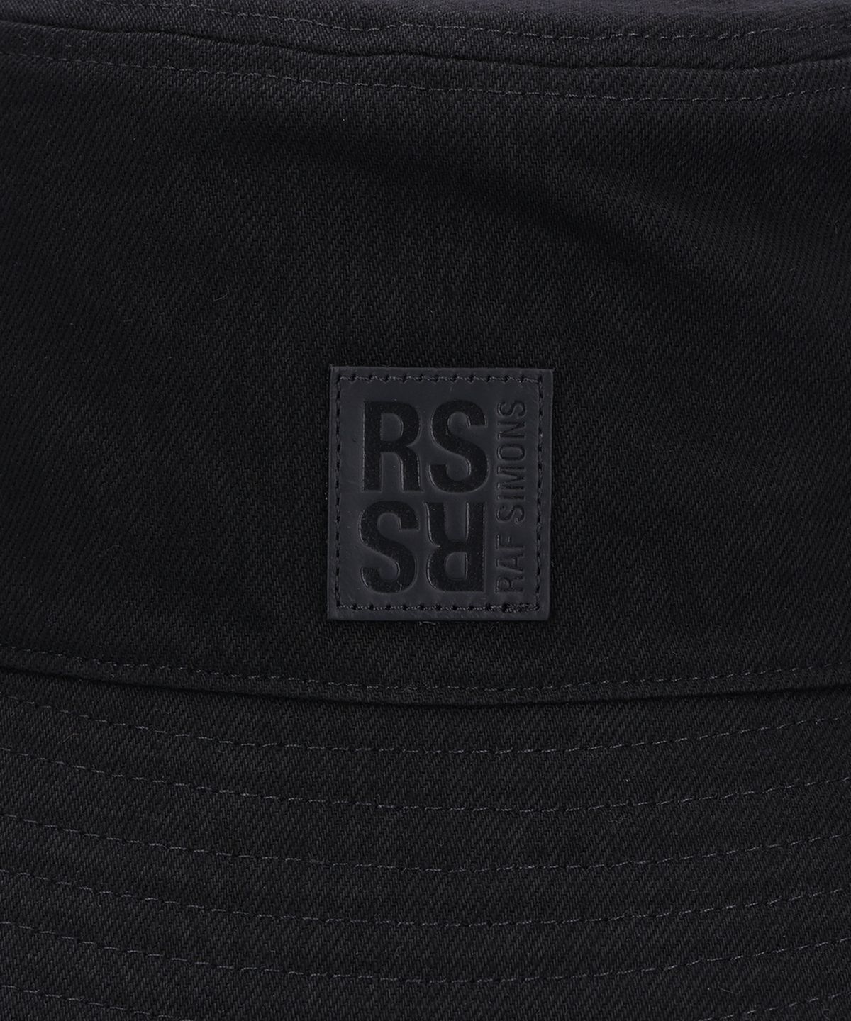 라프시몬스(RAF SIMONS) 로고 패치 버킷햇 - 블랙 / 231945100320099
