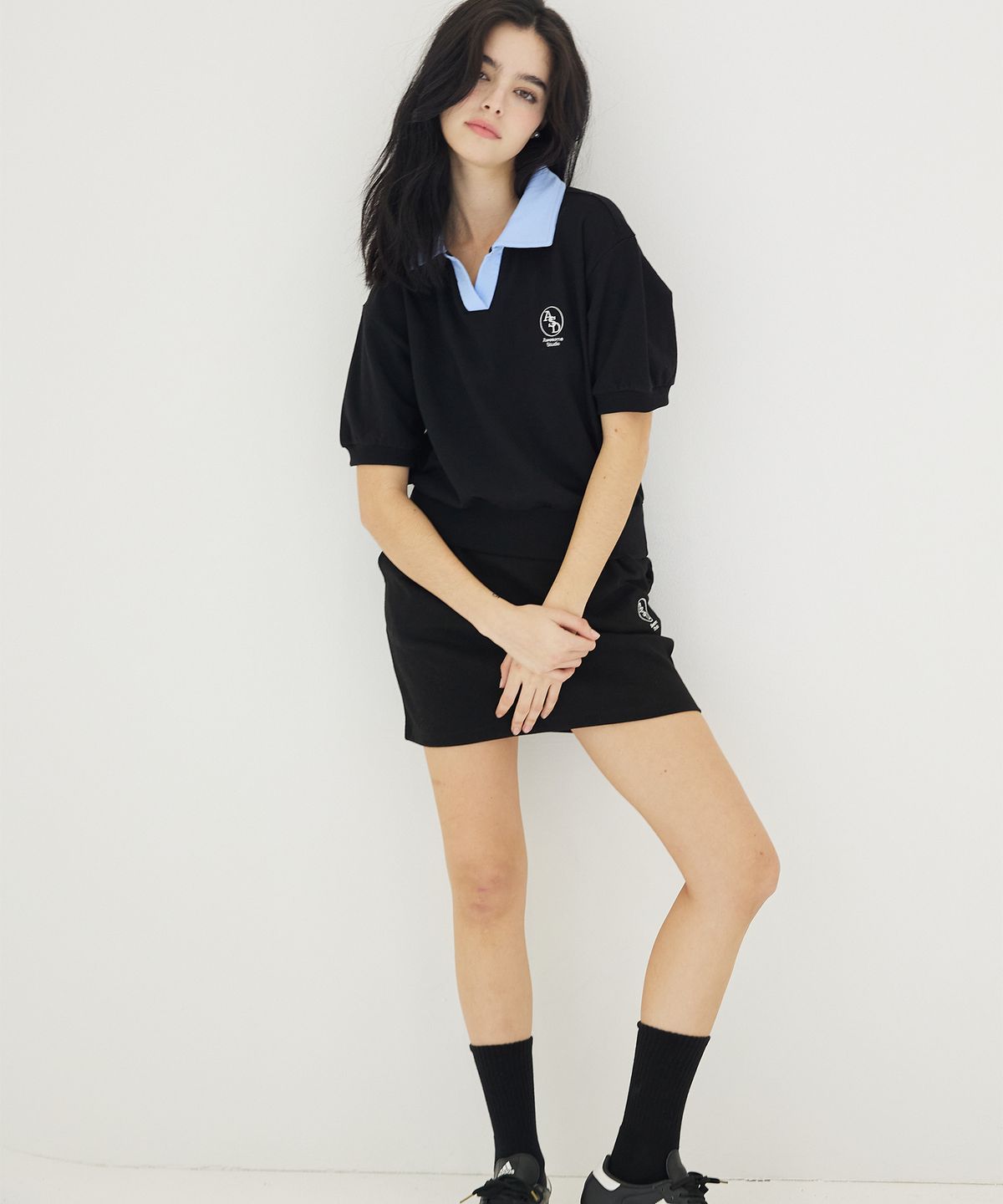 어썸스튜디오(AWESOME STUDIO) [SET] 배색 카라 크롭 반팔 + 미니 스커트 셋업 블랙