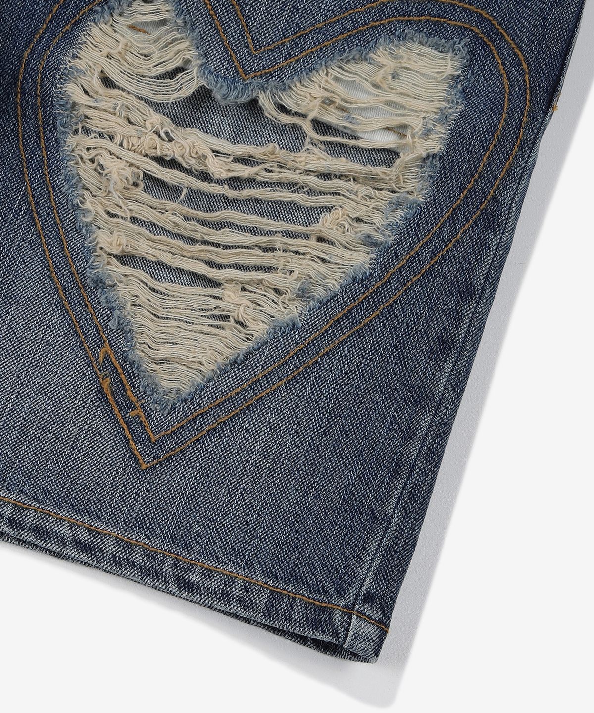 휠라(FILA) FILA X THE MUSEUM VISITOR HEART DESTROYED DENIM SHORTS (FS2TRF2V01XDEM)