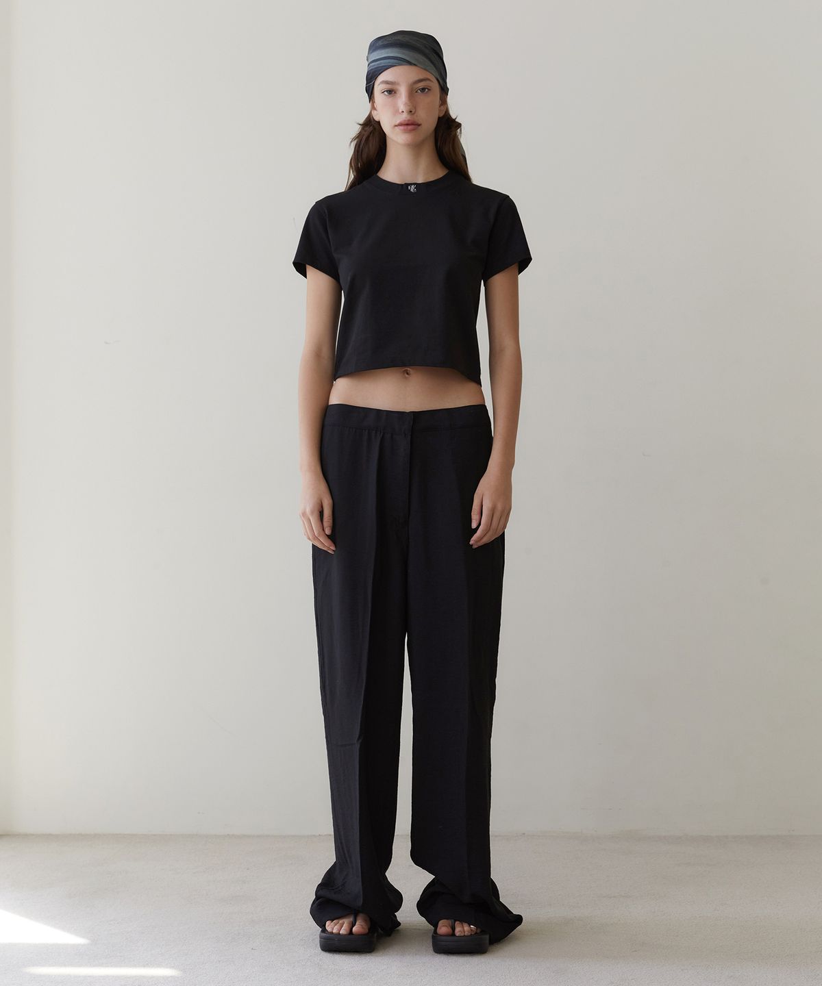 르브아시스(REVOIRSIS) needlework crop t-shirt black