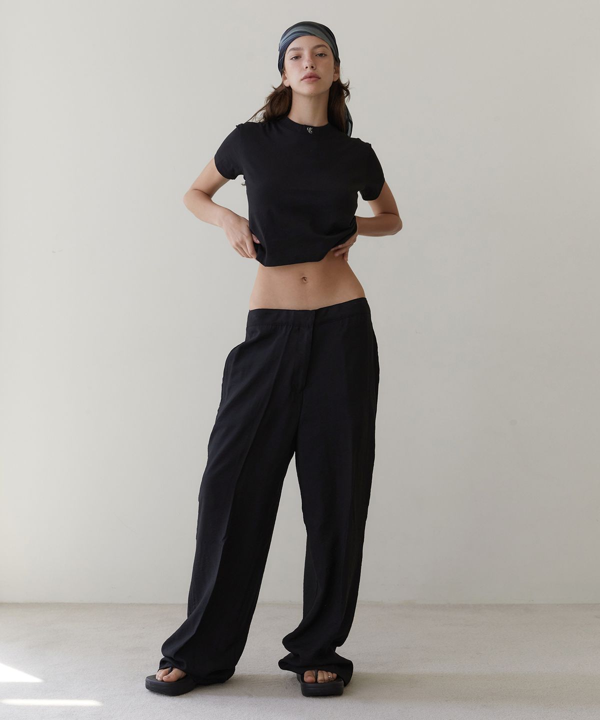 르브아시스(REVOIRSIS) needlework crop t-shirt black
