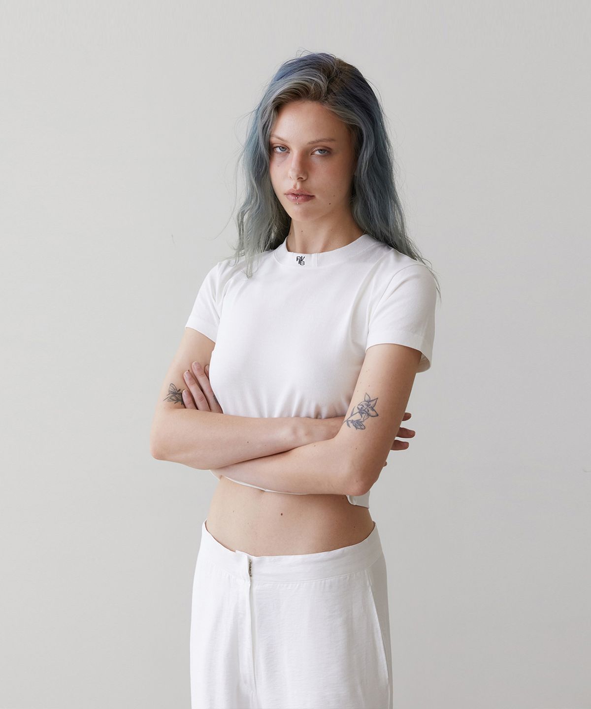 르브아시스(REVOIRSIS) needlework crop t-shirt white