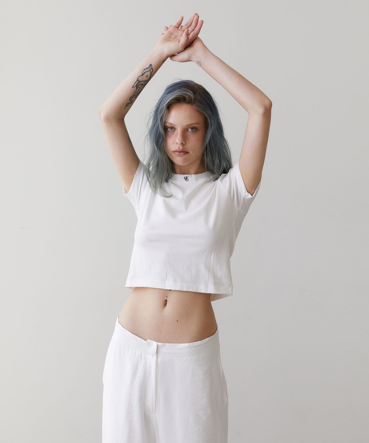 르브아시스(REVOIRSIS) needlework crop t-shirt white