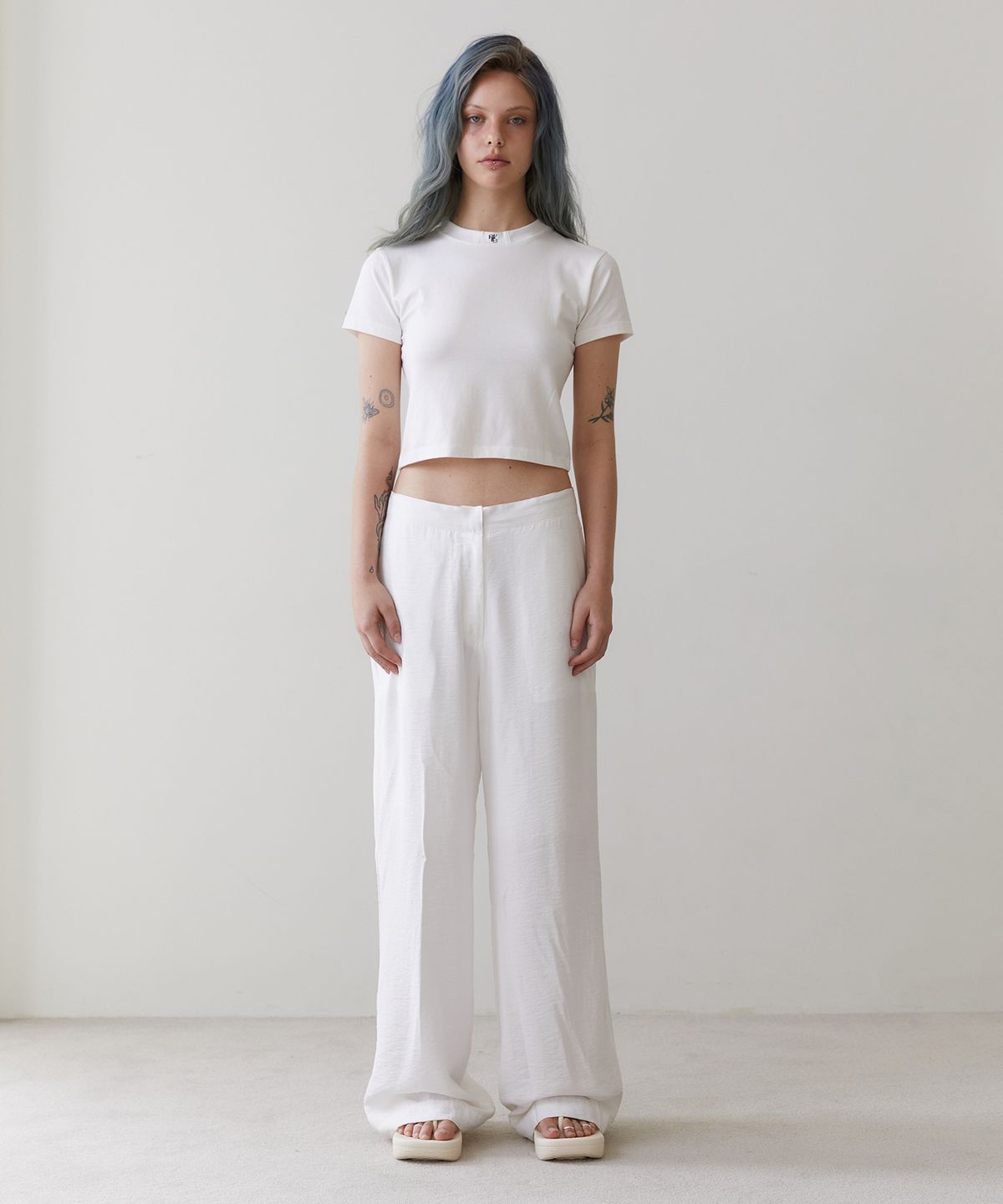 르브아시스(REVOIRSIS) needlework crop t-shirt white