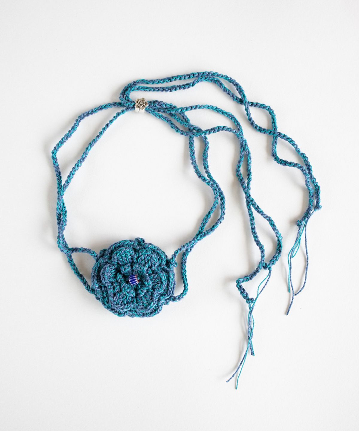 메리모티브(MERRYMOTIVE) Crochet corsage knit necklace (blue)