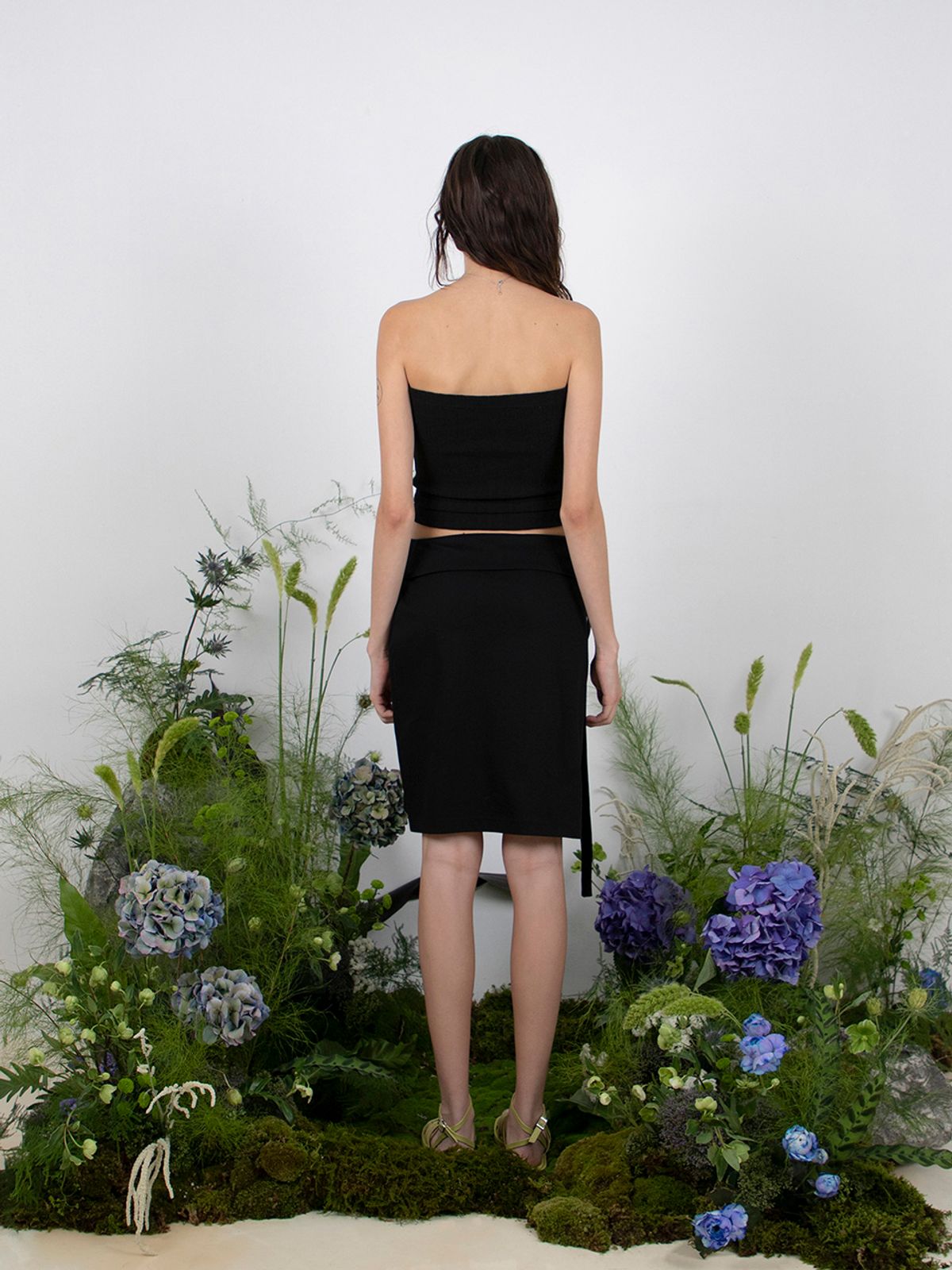 민더리(MEENDERI) RIBBED SHELL BUTTON TOP - BLACK
