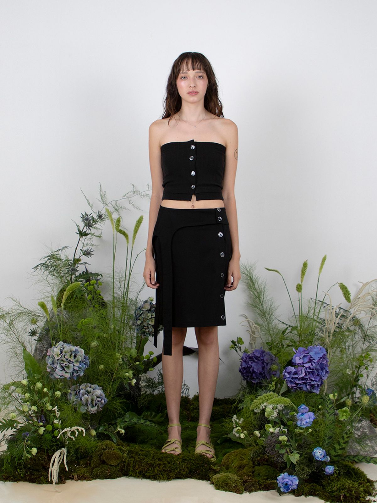 민더리(MEENDERI) RIBBED SHELL BUTTON TOP - BLACK