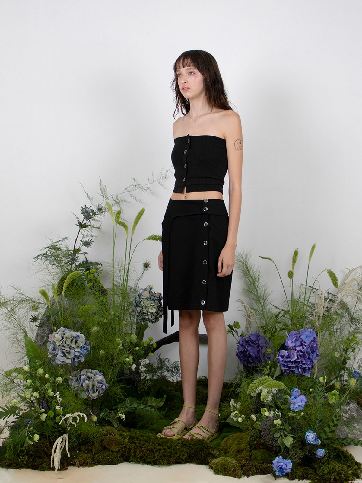 민더리(MEENDERI) RIBBED SHELL BUTTON TOP - BLACK