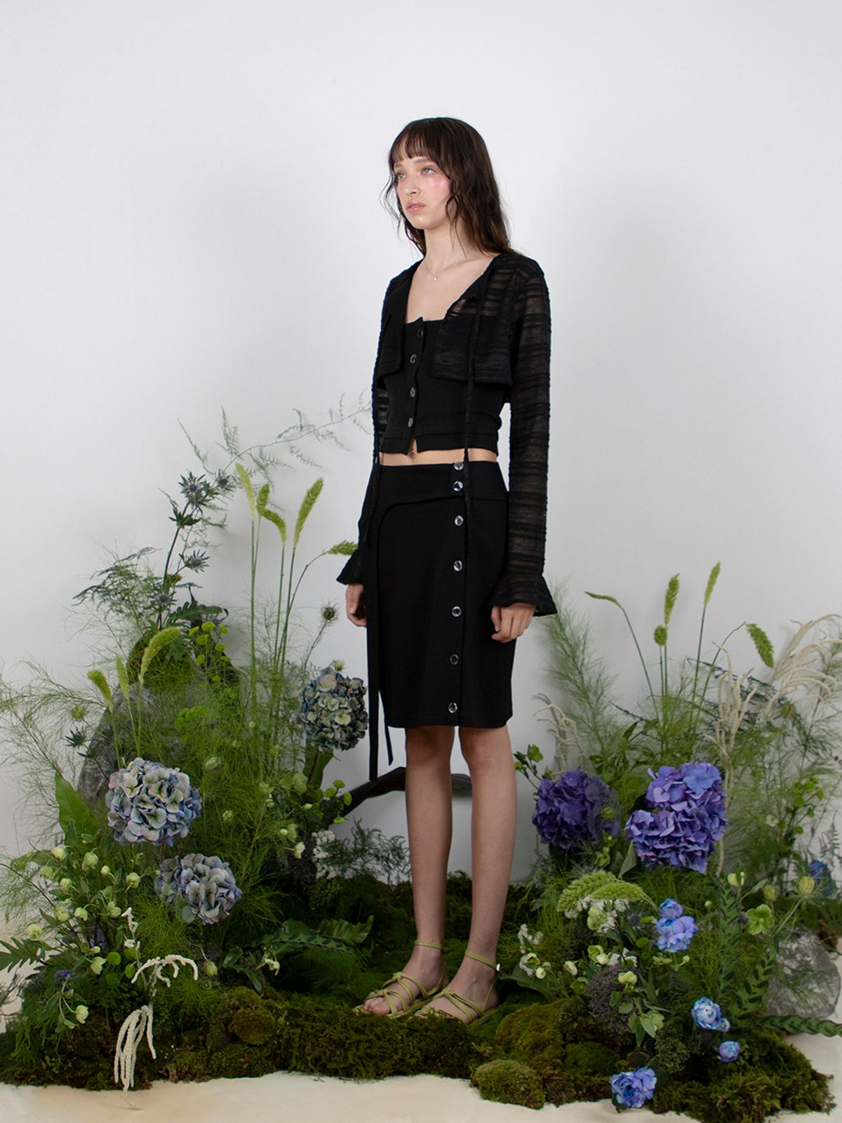 민더리(MEENDERI) RUFFLE SLEEVE BOLERO CARDIGAN - BLACK