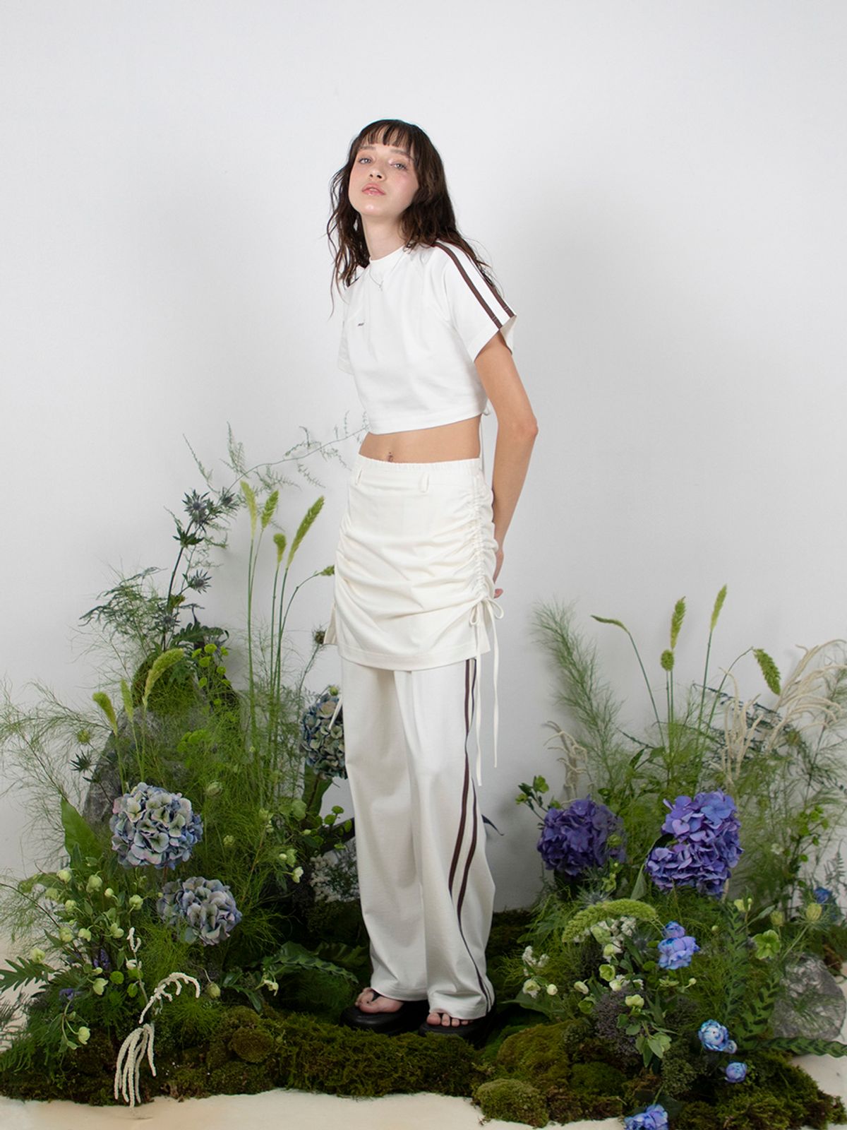민더리(MEENDERI) TRACK SHIRRING SKIRT PANTS - WHITE