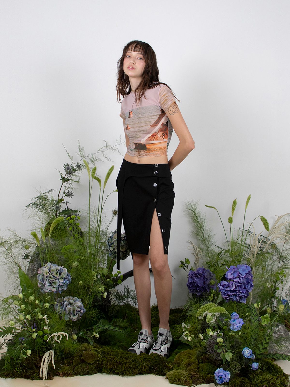 민더리(MEENDERI) SIDE STRAP BUTTON SKIRT - BLACK