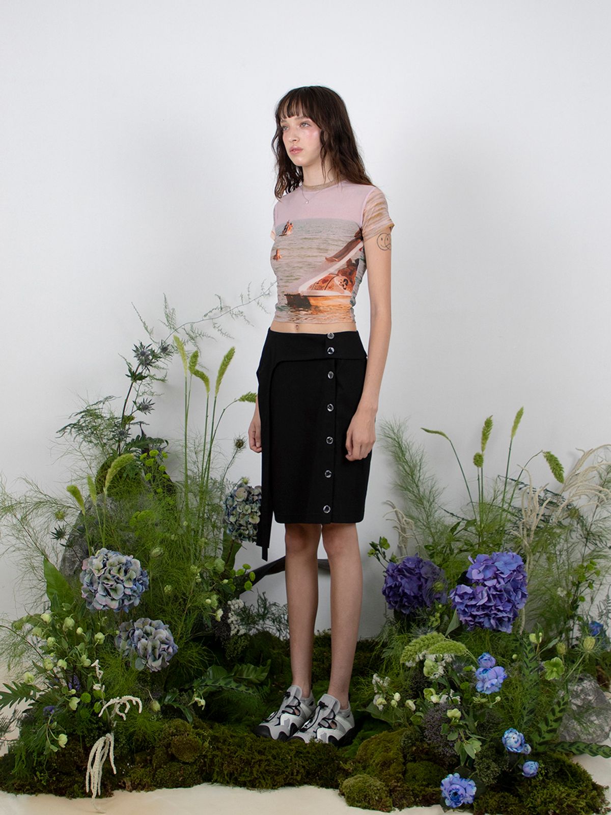 민더리(MEENDERI) SIDE STRAP BUTTON SKIRT - BLACK