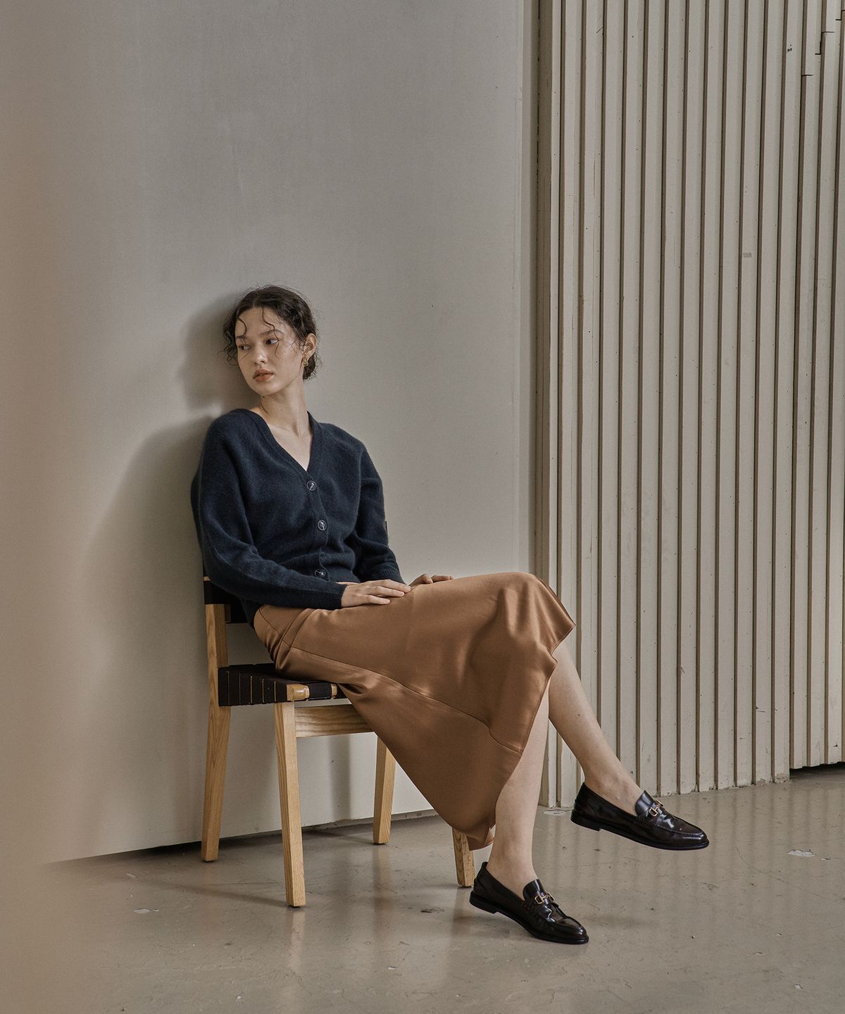 끌레(CLE) 브이 버튼 카디건_스모크