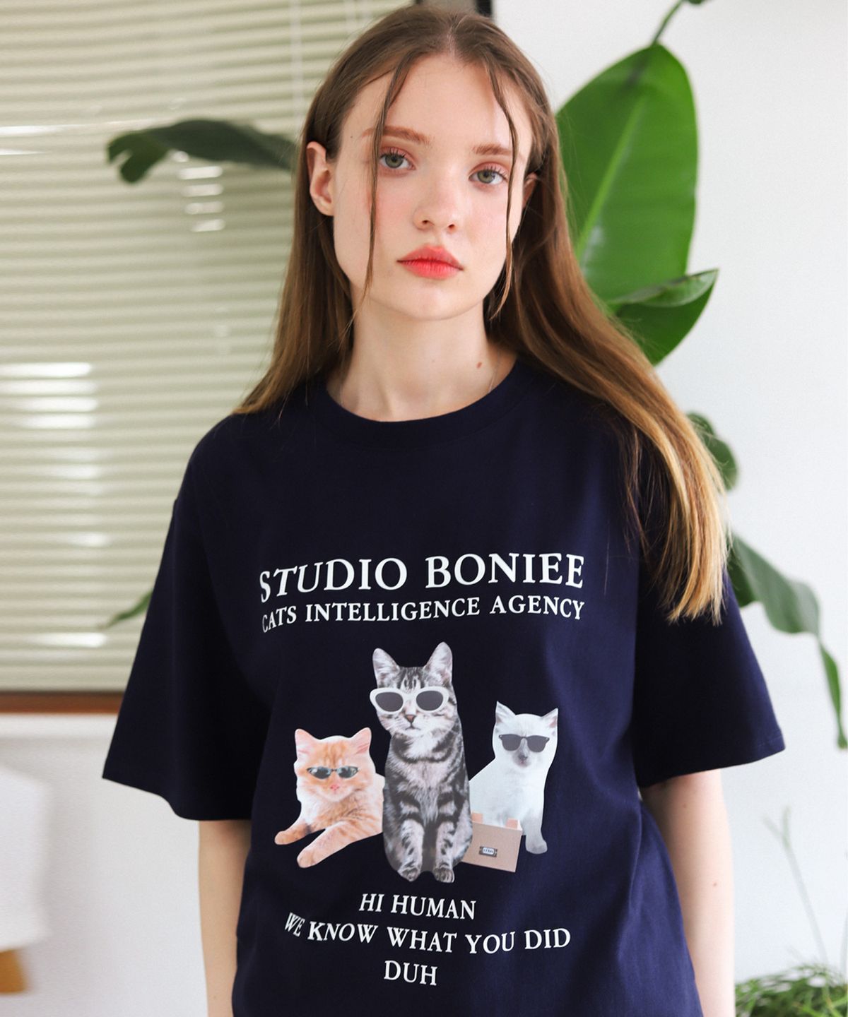 보늬(BONIEE) CIA 캣츠(CIA CAT KITTEN) 고양이 그래픽 루즈 오버 티셔츠 네이비