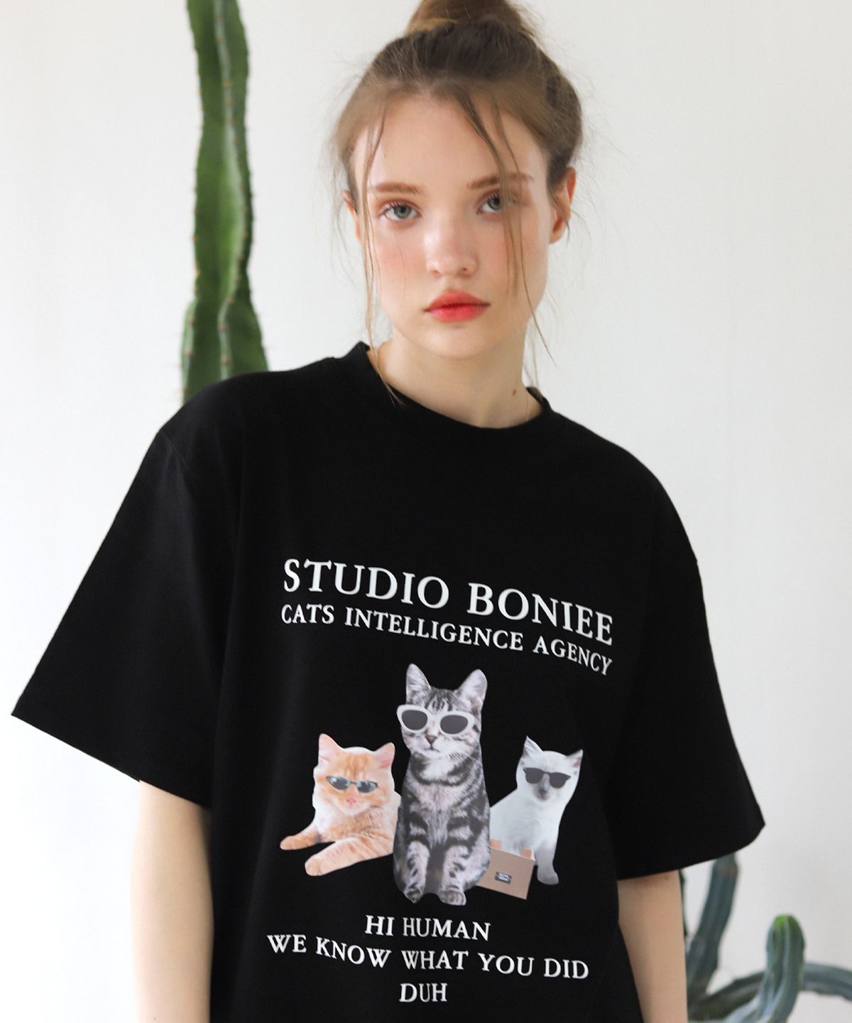 보늬(BONIEE) CIA 캣츠(CIA CAT KITTEN) 고양이 그래픽 루즈 오버 티셔츠 블랙