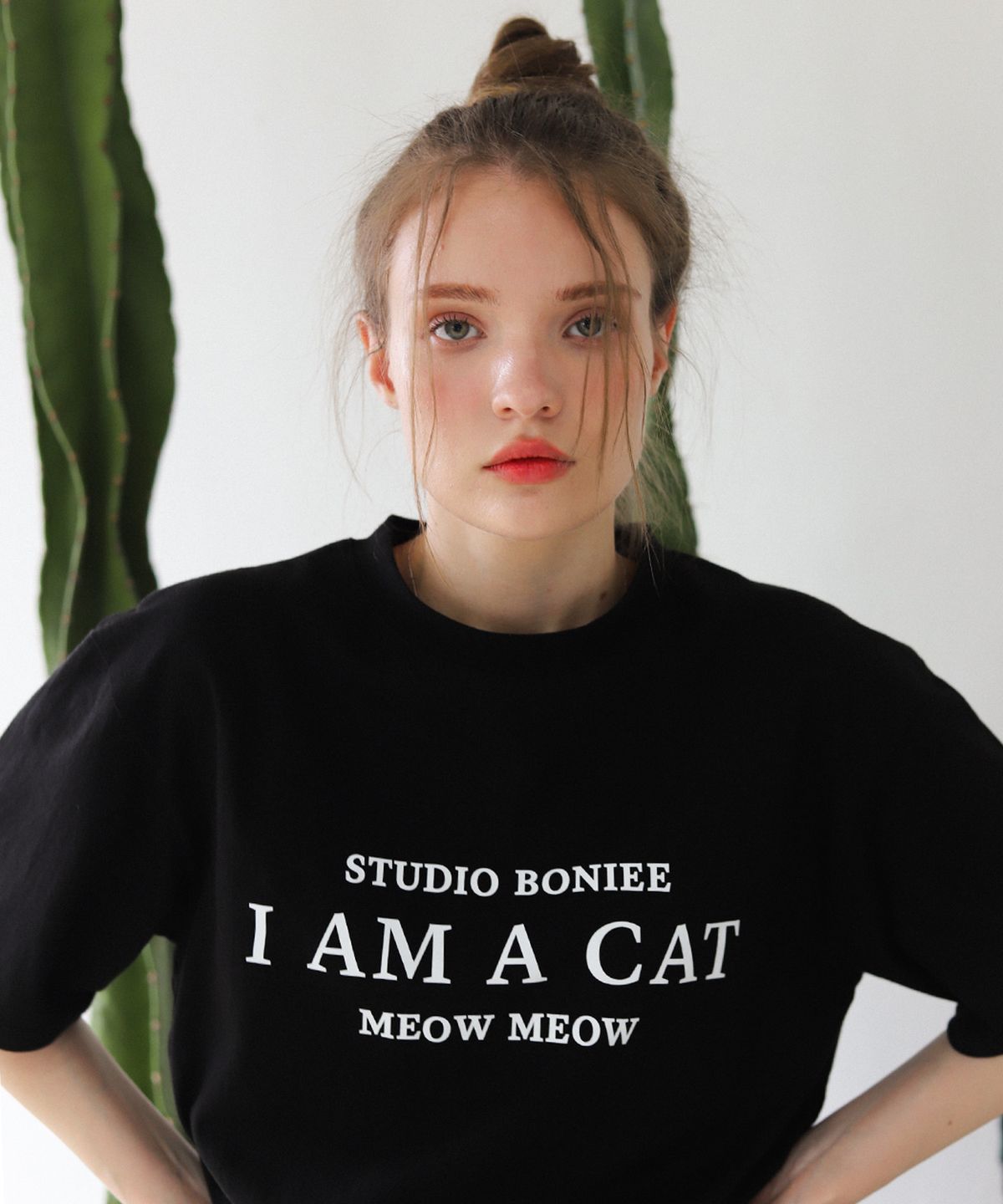 보늬(BONIEE) I AM A CAT 고양이 그래픽 루즈 오버 티셔츠 블랙