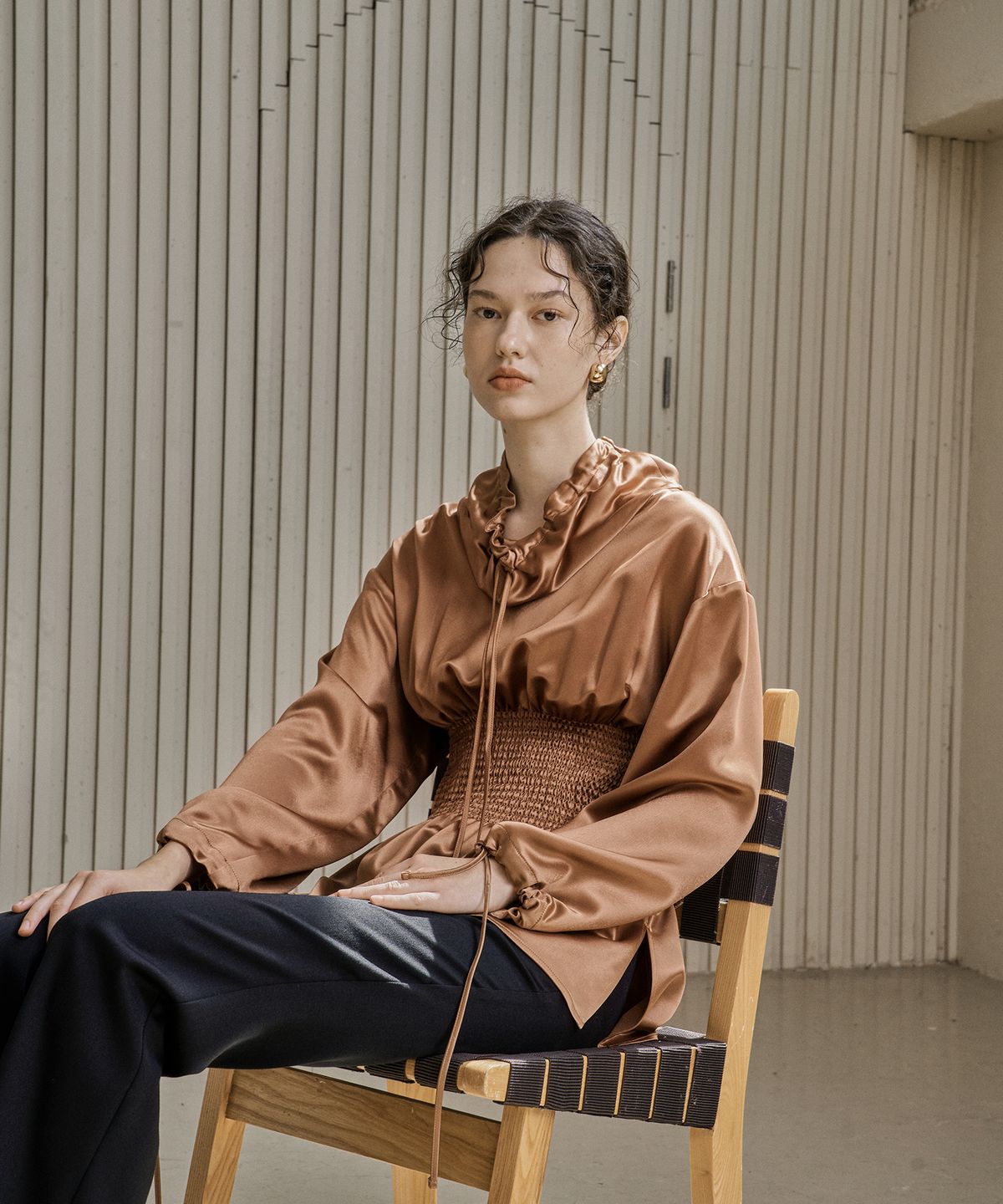 끌레(CLE) 시모어 스트링 블라우스_브라운