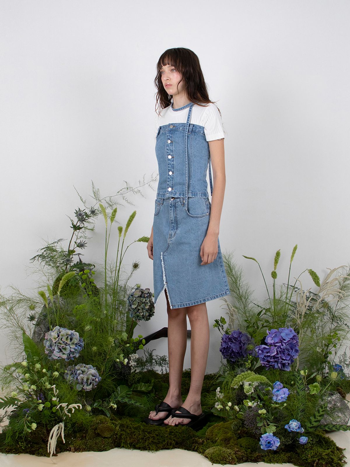민더리(MEENDERI) FRONT SLIT DENIM SKIRT - SKY BLUE
