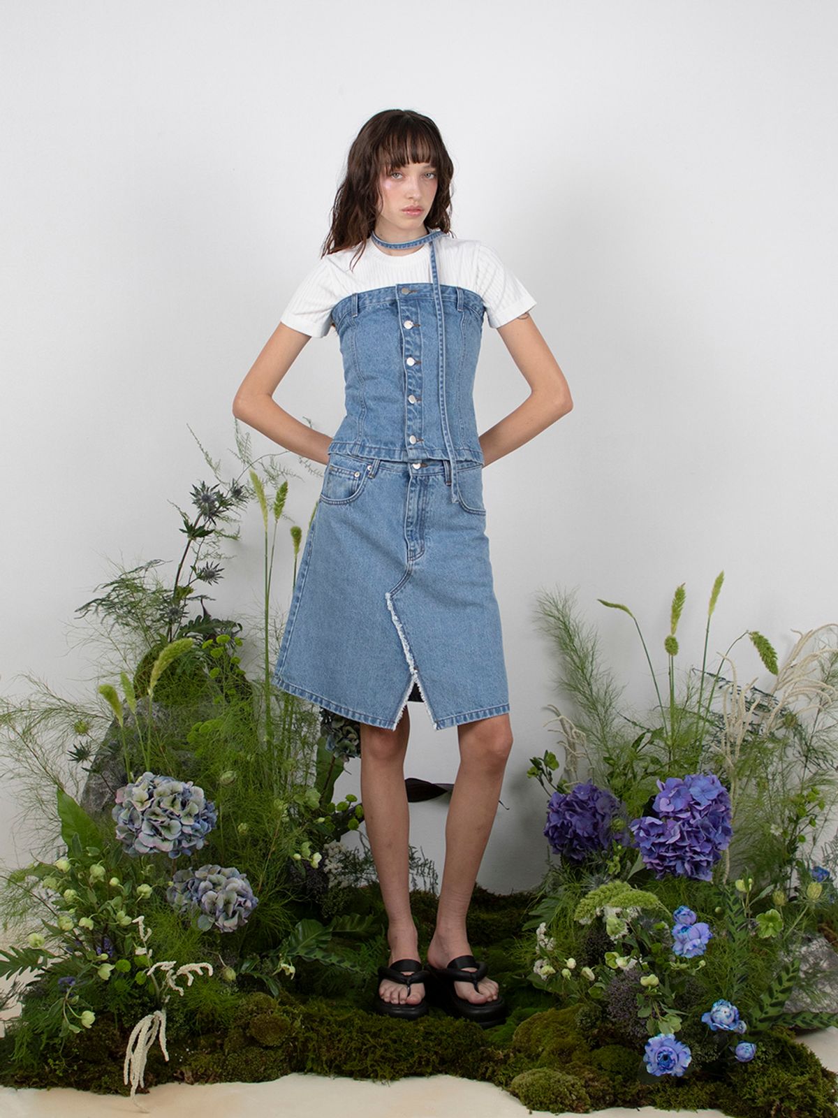 민더리(MEENDERI) FRONT SLIT DENIM SKIRT - SKY BLUE