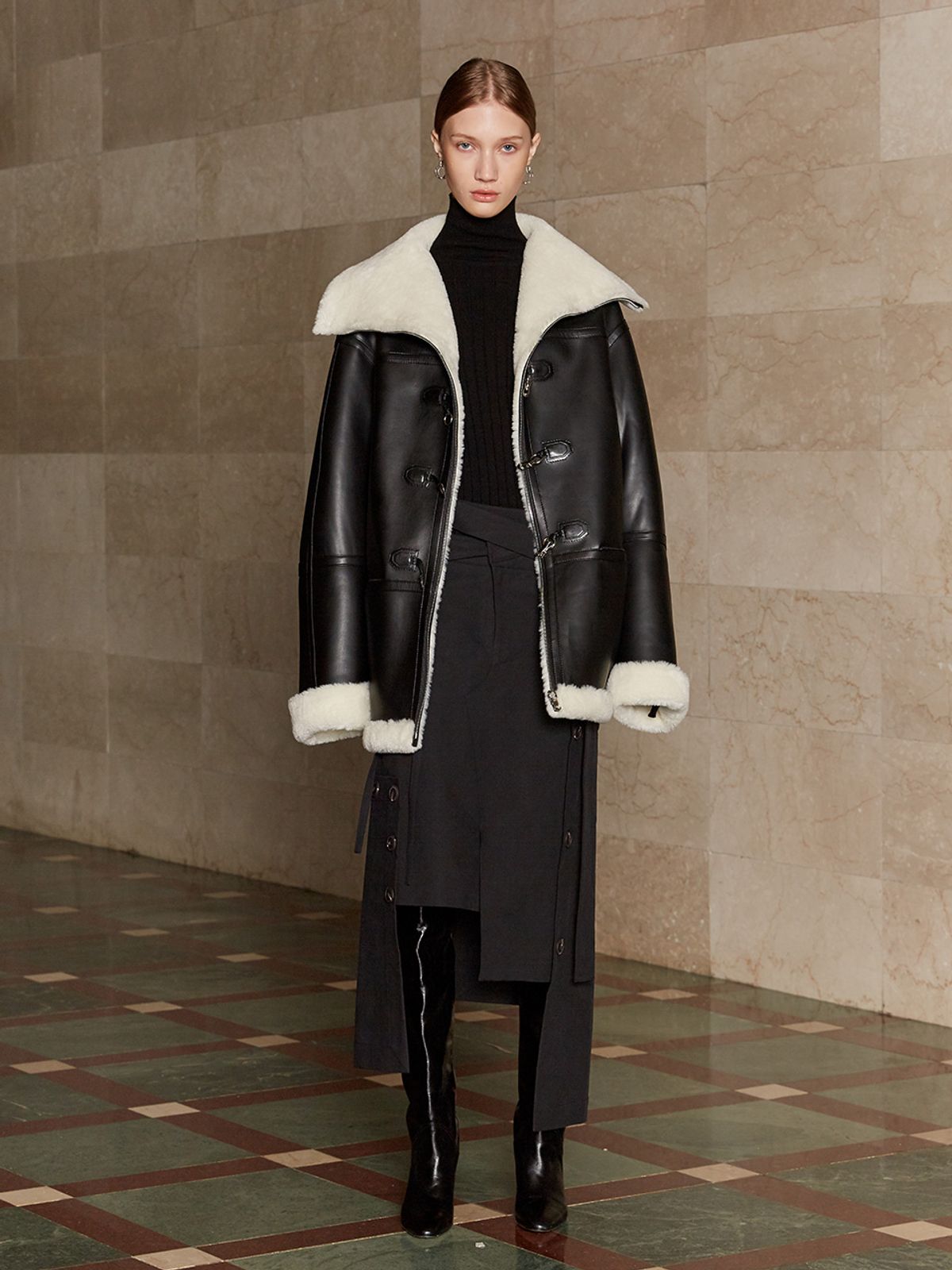 뮤제(MUSEE) DARIA Faux-Shearing Reversible Mustang Coat-Black