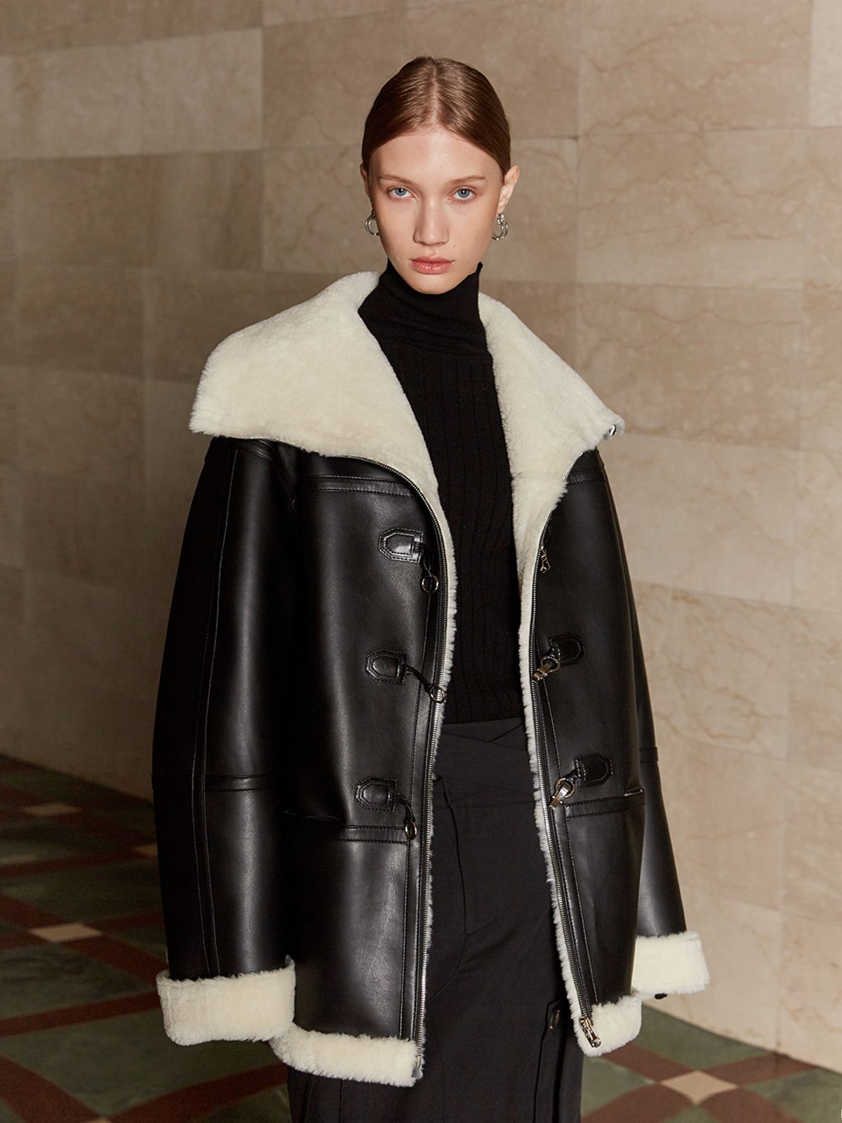 뮤제(MUSEE) DARIA Faux-Shearing Reversible Mustang Coat-Black