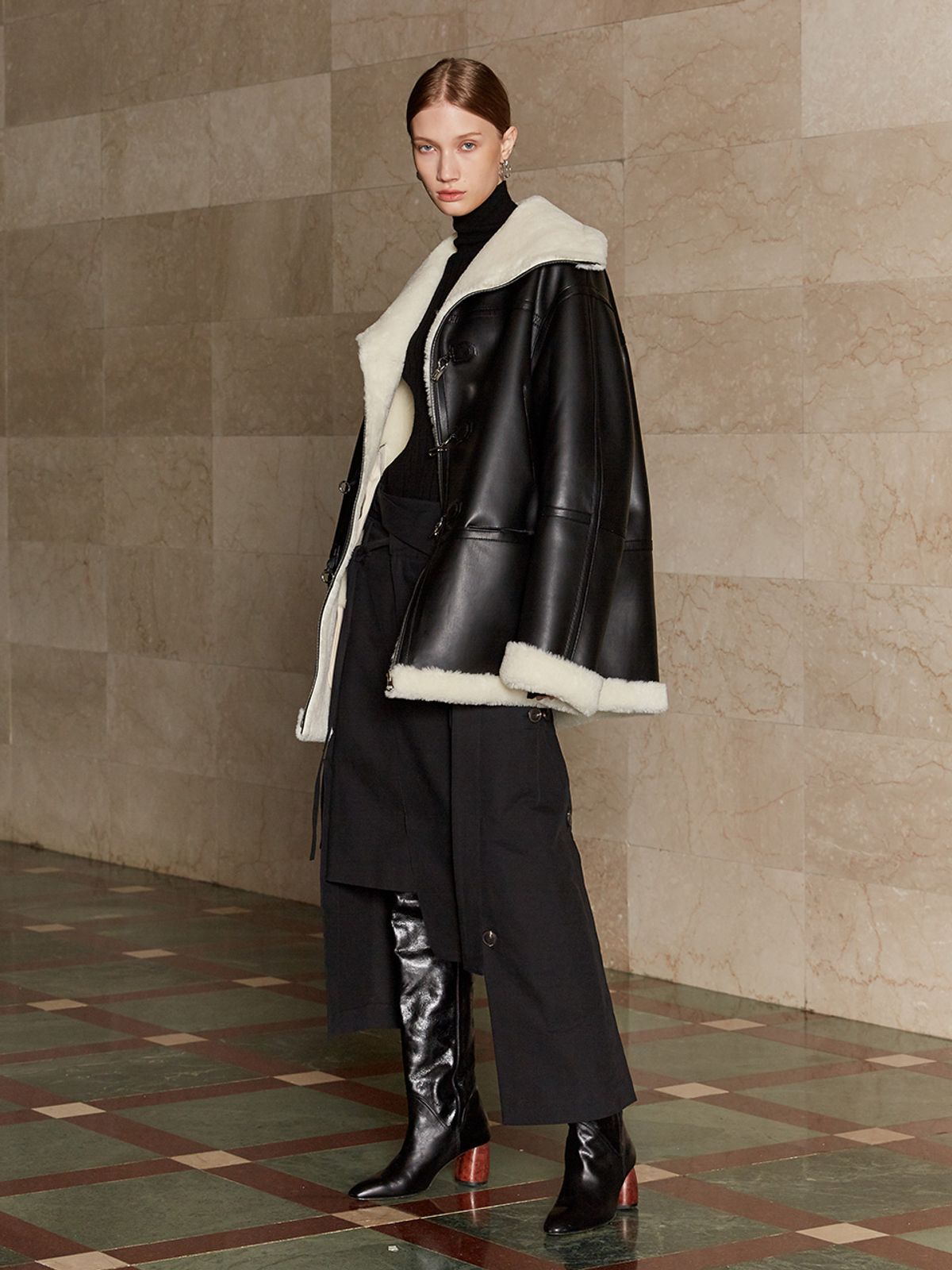뮤제(MUSEE) DARIA Faux-Shearing Reversible Mustang Coat-Black