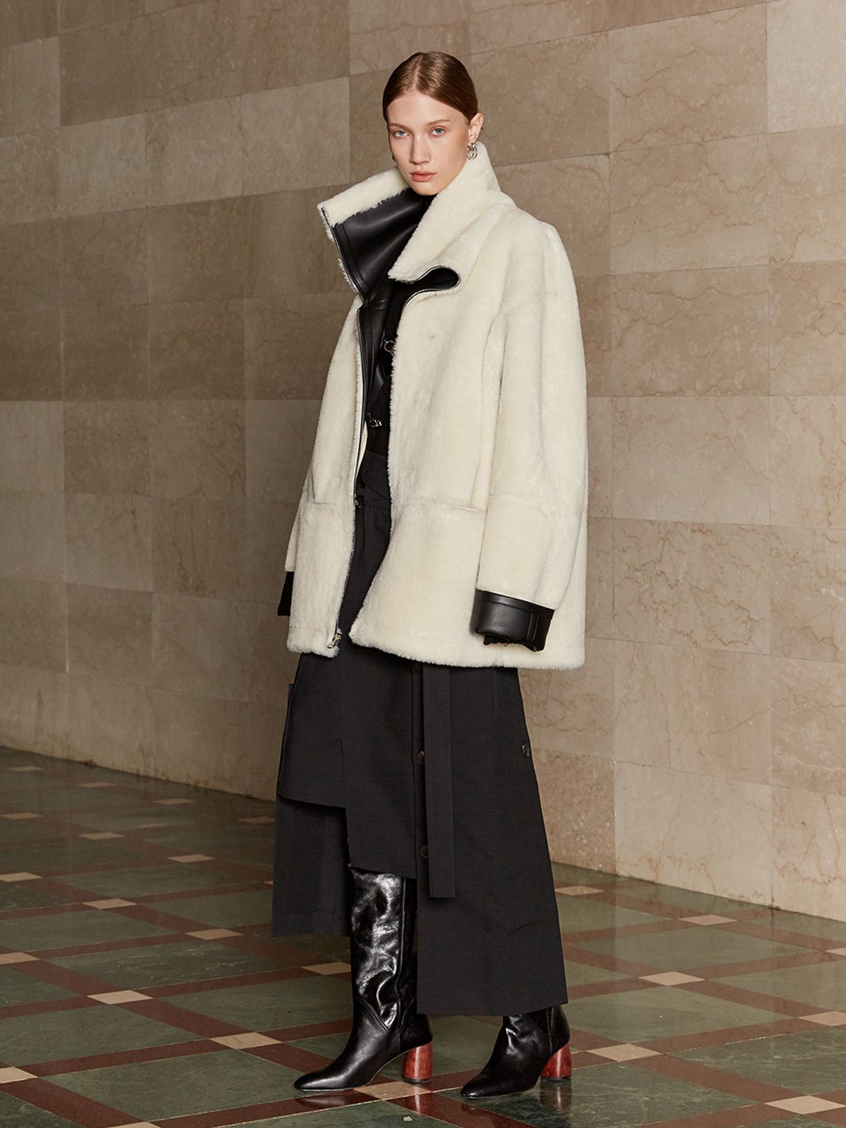 뮤제(MUSEE) DARIA Faux-Shearing Reversible Mustang Coat-Black