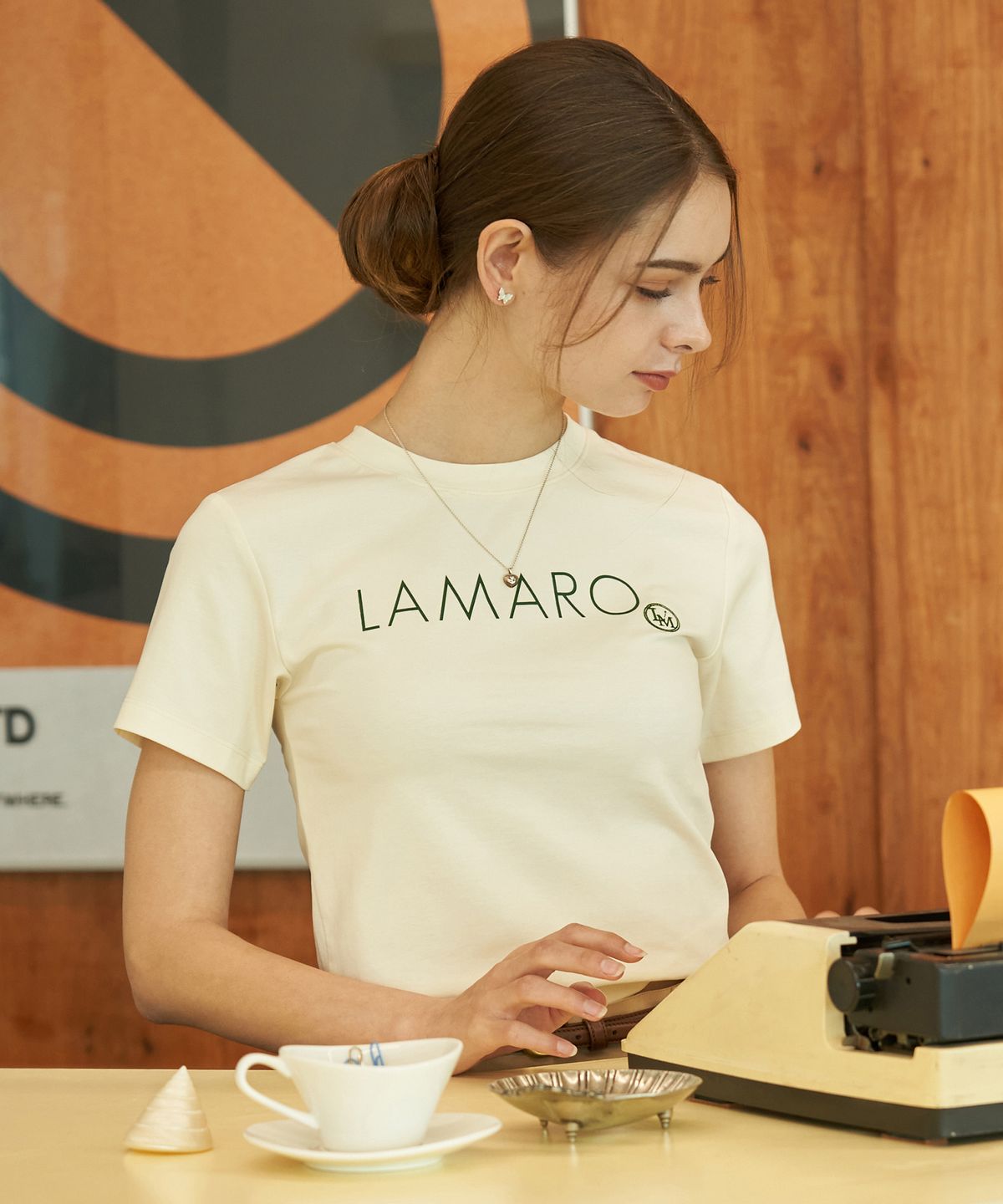 라마로(LAMARO) 슬림핏 로고 티셔츠 (크림)