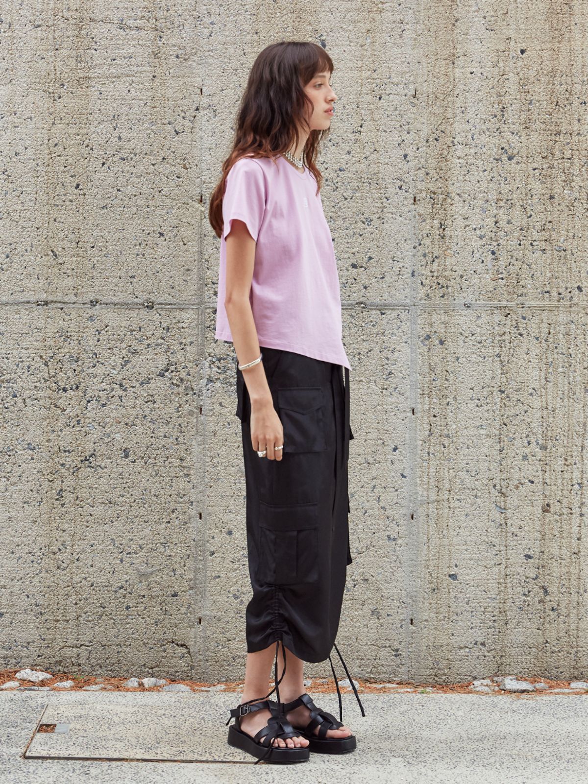 뮤제(MUSEE) KALO Embroidered Unbalanced Hem T-shirt-Pink