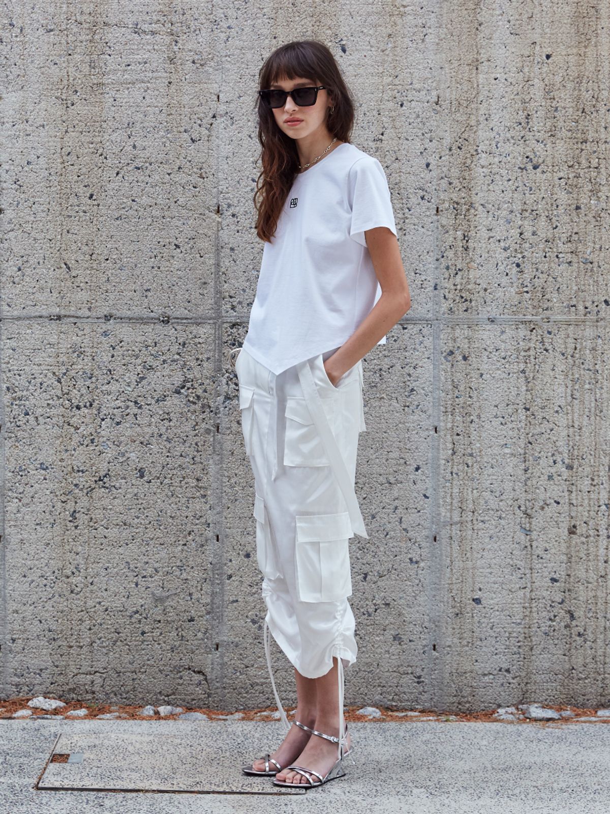 뮤제(MUSEE) KALO Embroidered Unbalanced Hem T-shirt-White