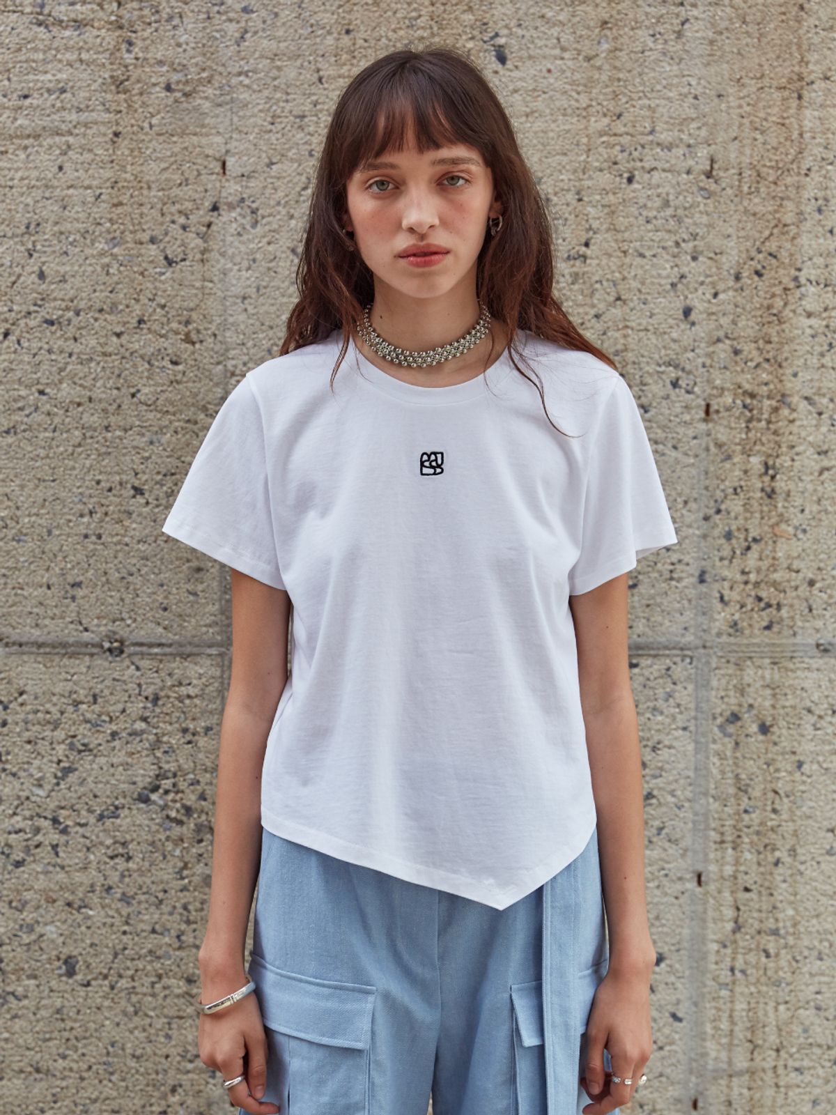 뮤제(MUSEE) KALO Embroidered Unbalanced Hem T-shirt-White