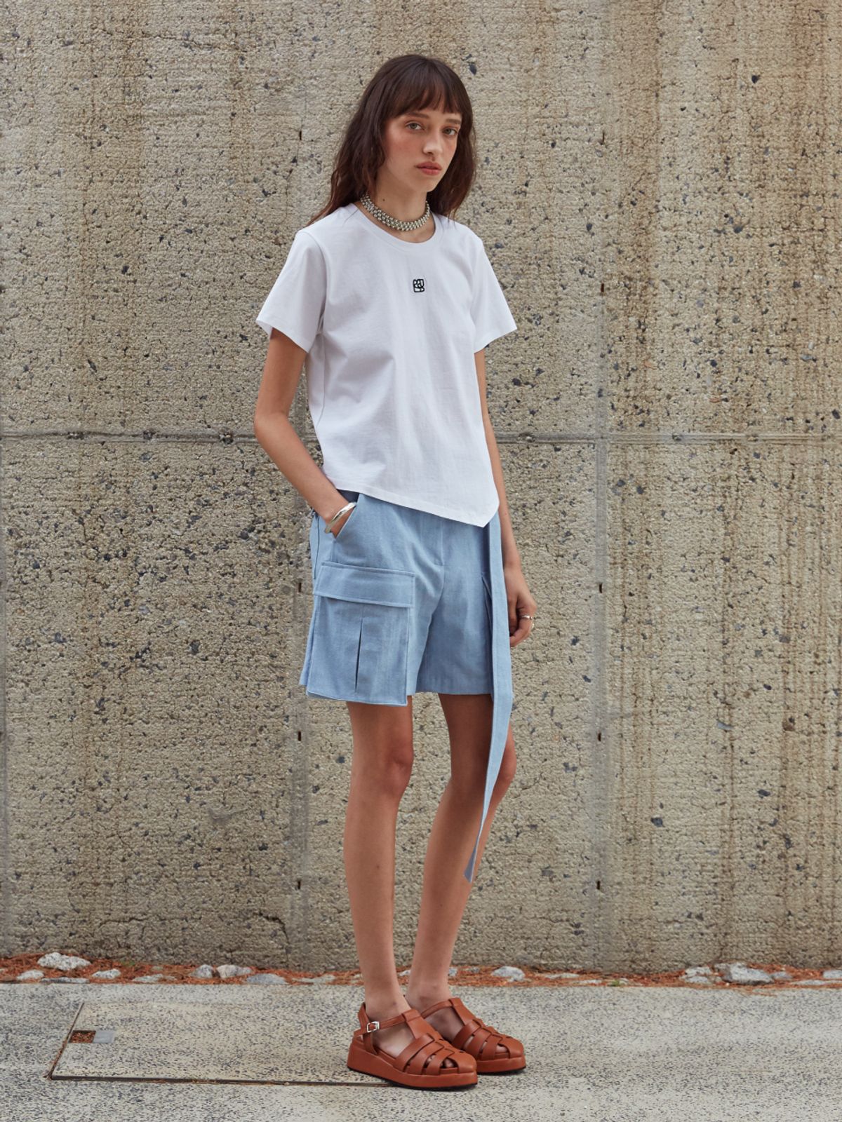 뮤제(MUSEE) KALO Embroidered Unbalanced Hem T-shirt-White