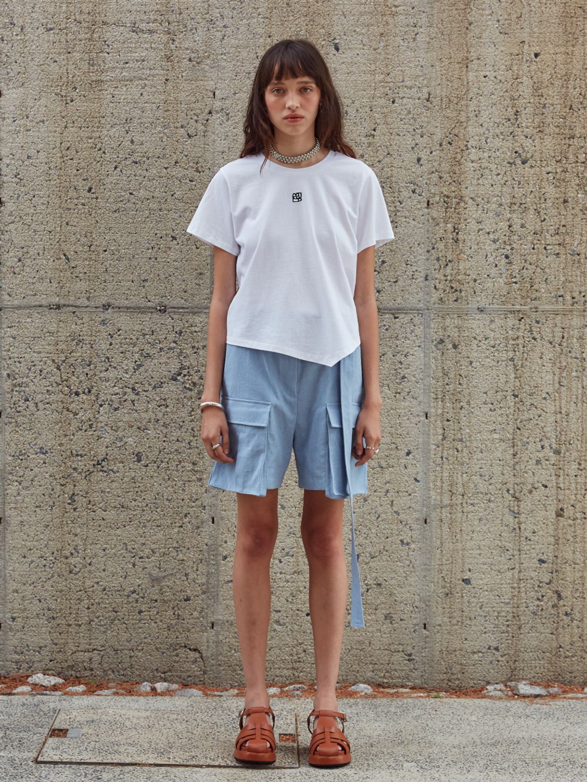 뮤제(MUSEE) KALO Embroidered Unbalanced Hem T-shirt-White