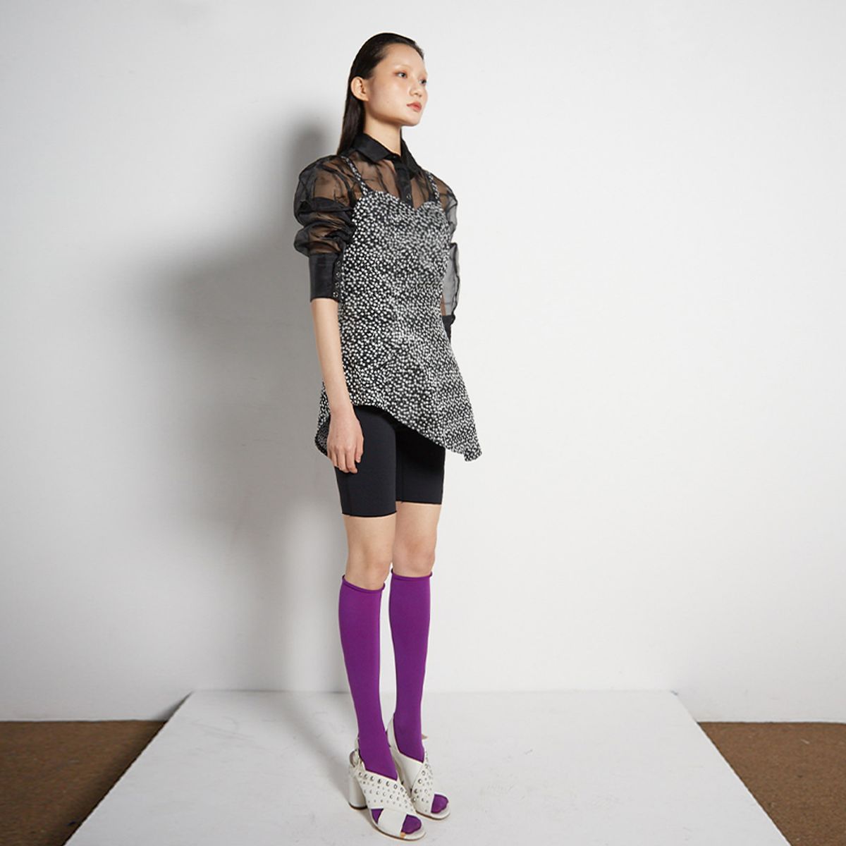 아이디얼리스트(IDEALIST) 비정형 탑_도트 ATYPICAL TOP DOTS