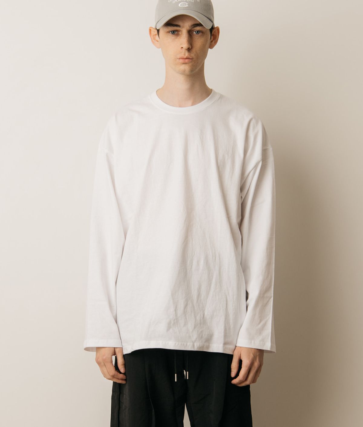 콘치웨어(CONCHWEAR) essential line relaxed longsleeve 오버핏 무지티셔츠 (2colors)