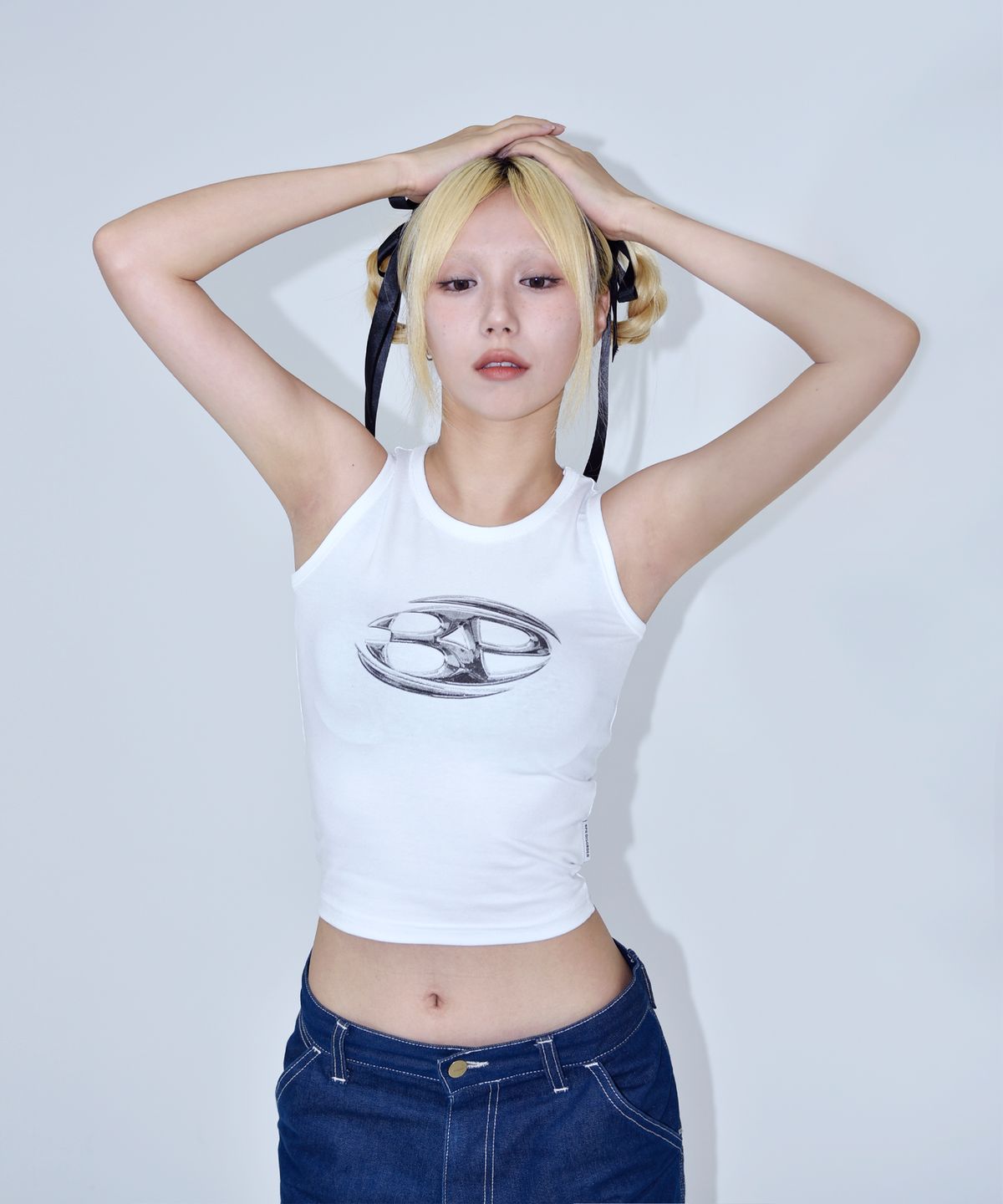 비피투디스오더(BP2 DISORDER) 메탈 로고 탱크 탑 화이트