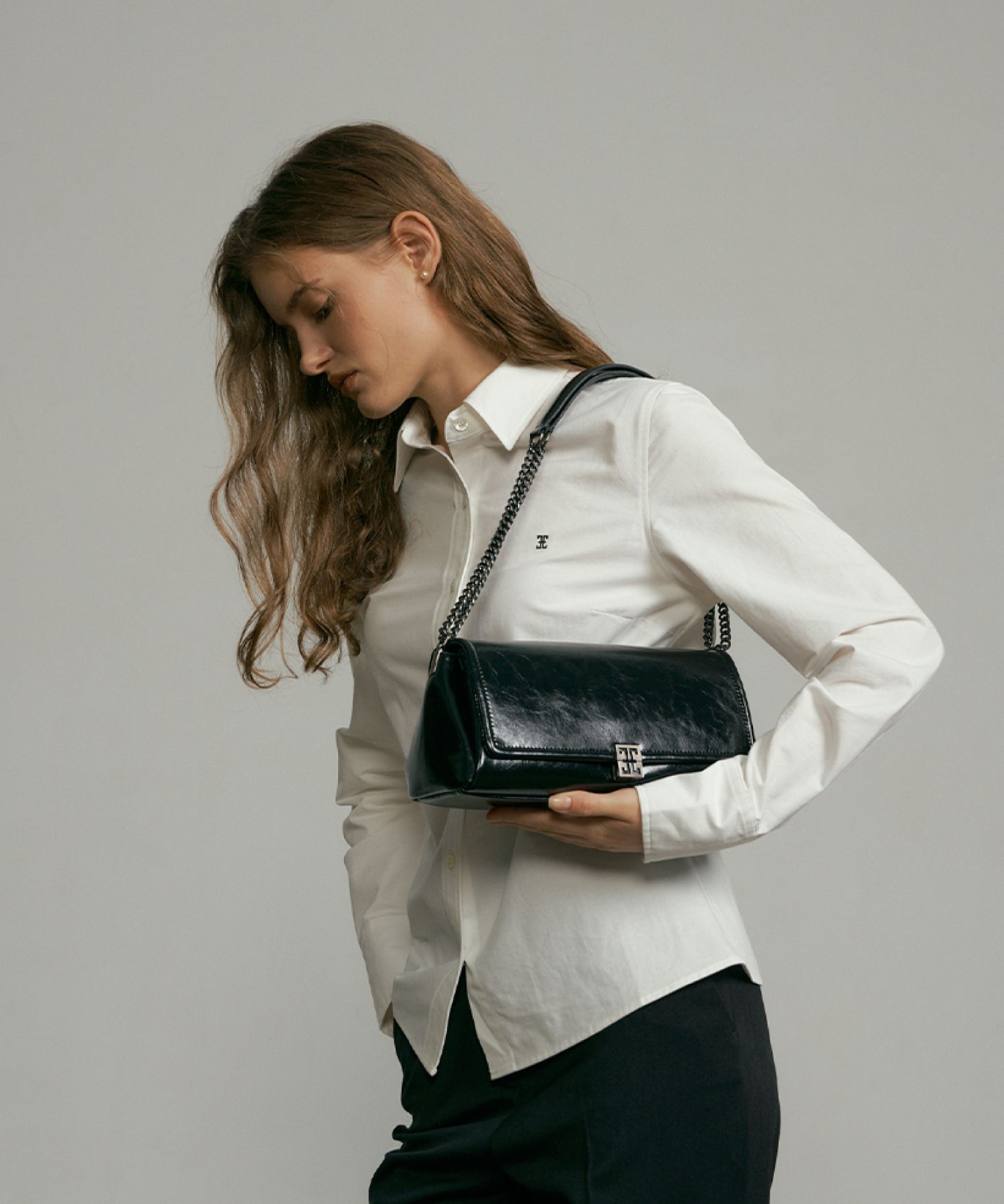MUSINSA | FOLNUA CLASSIC LOGO CHAIN BAG - CRINKLE [2COLOR]