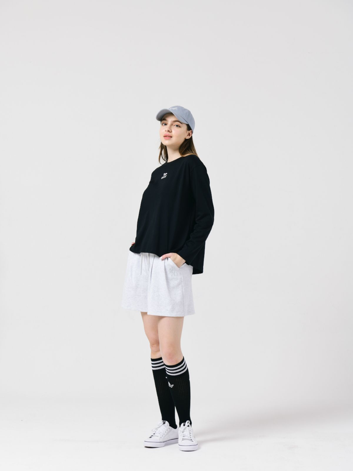 로드로아르(LORDLOAR) 로로 프린팅 베이직 긴팔 티셔츠 BLACK